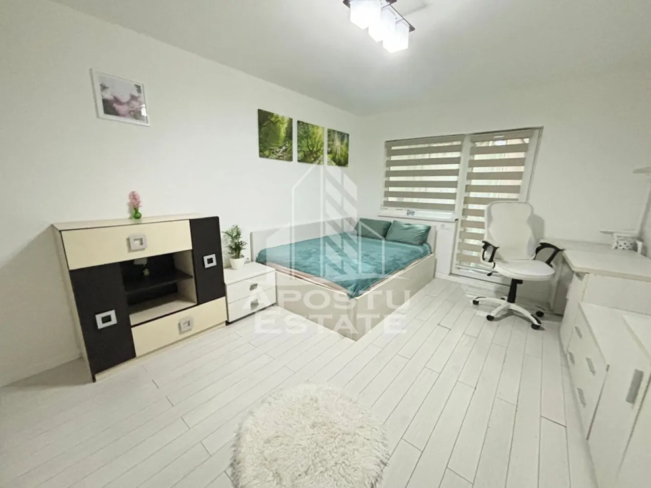 Apartament cu 2 camere,de inchiriat,decomandat , Aradului -Timișoara - Agentia imobiliara APOSTU ESTATE va propune spre inchiriere un apartament cu 2 camere, spatios si luminos, situat in zona Aradului , o zona linistita si bine pozitionata din Timisoara, potrivit pentru cupluri,familii, sau studenti care isi doresc o locuinta unde sa se simta confortabil si cu acces facil catre scoli, statii de autobuz, supermarketuri , magazine de zona, parcuri.

Suprafata utila: 55 mp
Compartimentare eficienta:
-Hol de acces generos
-Bucatarie complet mobilata si utilata, cu loc de luat masa
-Living luminos si spatios
-Dormitor mobilat si utilat
-Baie prevazuta cu cada
-Balocon închis 

Confort si facilitati:
-Incalzirea apartamentului: centrala proprie 
-Apartamentul este complet mobilat si utilat de către proprietar 
Localizare:
-Timis,Timisoara, zona Aradului – acces facil spre magazine, supermarketul Profi , Penny , scoli, facultatea de medicina veterinara ,parcuri si mijloace de transport in comun.

Ideal pentru:
-Familii
-Cupluri
-Studenti

Pret chirie lunara: 530 euro 
Programeaza o vizionare pentru a-ti putea imagina viitorul aici!
ID intern: CP3171934