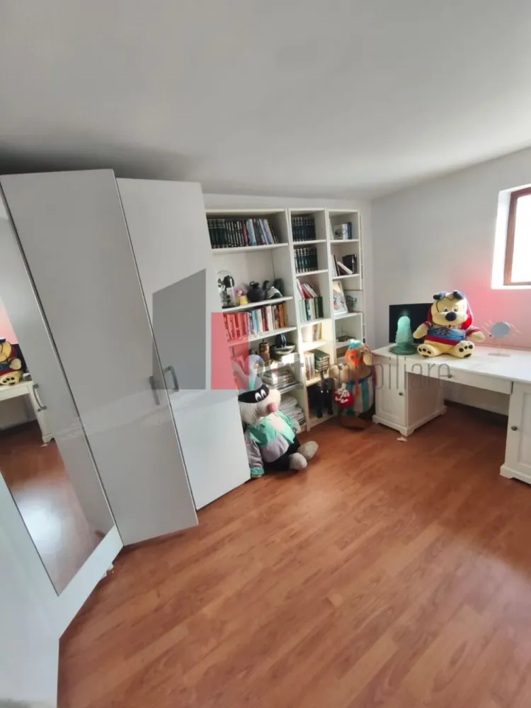 Casa Vanzare Giulesti 4 camere - Casă de vânzare – elegantă, confortabilă şi imediat mutabilă fara curte.

O oportunitate rară pentru cei ce caută nu doar un simplu loc de locuit, ci o casă în care să pășești şi să te simți „acasă” din prima zi:

 Caracteristici principale

Construcție din 2010, solidă și bine întreținută

Amprentă la sol: 75 mp, suprafață totală: 150 mp (excluzând curtea) 
Fără curte

 Compartimentare inteligentă

Parter: bucătărie luminoasă, hol primitor, baie modernă, living aerisit + dormitor

Etajul 1: living de zi, baie, dormitor mare + dressing generos

Etajul 2: spațiu open-air – terasă + pod extins, ideal pentru relaxare sau hobby

 Extra-dotări & avantaje

Centrală termică proprie – încălzire eficientă și costuri controlabile

Toate utilitățile sunt conectate și funcționale

Se vinde parțial mobilată, exact cum se vede în fotografii – pentru cei care vor să se mute fără griji suplimentare

Actele proprietății sunt la zi – tranzacție rapidă, legală și sigură

 Cine se potriveşte acestei case?

Perfectă pentru familie, cu stil, care îşi doreşte spaţiu, lumină naturală şi funcţionalitate. Ideală dacă vrei să te muți fără complicații, cu tot ce îți trebuie pregătit deja.

Pentru detalii despre preț, vizionare sau fotografii adiționale, te rog să mă contactezi.
 Gata de vânzare – gata să devină “acasă” pentru tine.