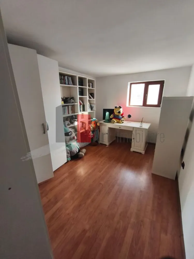 Casa Vanzare Giulesti 4 camere - Casă de vânzare – elegantă, confortabilă şi imediat mutabilă fara curte.

O oportunitate rară pentru cei ce caută nu doar un simplu loc de locuit, ci o casă în care să pășești şi să te simți „acasă” din prima zi:

 Caracteristici principale

Construcție din 2010, solidă și bine întreținută

Amprentă la sol: 75 mp, suprafață totală: 150 mp (excluzând curtea) 
Fără curte

 Compartimentare inteligentă

Parter: bucătărie luminoasă, hol primitor, baie modernă, living aerisit + dormitor

Etajul 1: living de zi, baie, dormitor mare + dressing generos

Etajul 2: spațiu open-air – terasă + pod extins, ideal pentru relaxare sau hobby

 Extra-dotări & avantaje

Centrală termică proprie – încălzire eficientă și costuri controlabile

Toate utilitățile sunt conectate și funcționale

Se vinde parțial mobilată, exact cum se vede în fotografii – pentru cei care vor să se mute fără griji suplimentare

Actele proprietății sunt la zi – tranzacție rapidă, legală și sigură

 Cine se potriveşte acestei case?

Perfectă pentru familie, cu stil, care îşi doreşte spaţiu, lumină naturală şi funcţionalitate. Ideală dacă vrei să te muți fără complicații, cu tot ce îți trebuie pregătit deja.

Pentru detalii despre preț, vizionare sau fotografii adiționale, te rog să mă contactezi.
 Gata de vânzare – gata să devină “acasă” pentru tine.