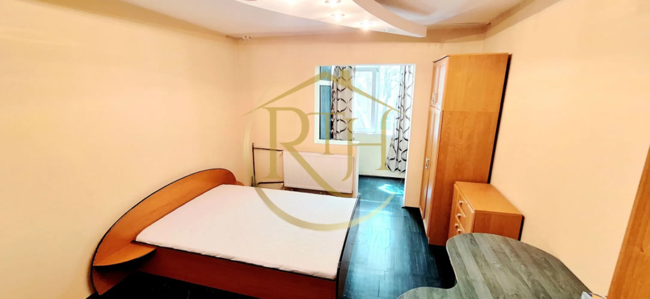 Oferim spre inchiriere apartament 1 camera, decomandat, Complex Studentesc - Oferim spre închiriere un apartament cu 1 cameră, model decomandat, situat la etajul 2, în Complexul Studențesc, pe Intrarea Roma, lângă fostul restaurant Dinar, într-o zonă excelentă, la câțiva pași de toate facultățile. Locația este ideală pentru studenți sau tineri profesioniști care își doresc acces rapid către universități, mijloace de transport și puncte de interes.

Apartamentul este complet mobilat și utilat, fiind foarte bine compartimentat și luminos. Este compus din dormitor confortabil, balcon închis în termopan (ideal pentru depozitare sau relaxare), hol de acces, baie cu cadă și bucătărie separată. Locuința dispune de multiple spații de depozitare, inclusiv în balcon, ceea ce oferă un plus de funcționalitate.
Este dotat cu toate electrocasnicele necesare, precum mașină de spălat rufe, cuptor cu microunde, frigider și aragaz pe gaz racordat la rețeaua orașului. Încălzirea se realizează prin sistemul centralizat al orașului.
Apartamentul este ideal pentru un cuplu sau o singură persoană. Nu se acceptă animale de companie. Se caută chiriași serioși și stabili, pentru o colaborare pe termen lung.

Proprietate reprezentată de RealTimHouse.ro – Un pas spre un loc doar al tău!
Vizionare online: https://youtu.be/fvuuEMft5uI?is=F1UImwoUewJy33Cp
Preț: 250 euro/lună chirie + garanție 250 euro + comision agenție.
