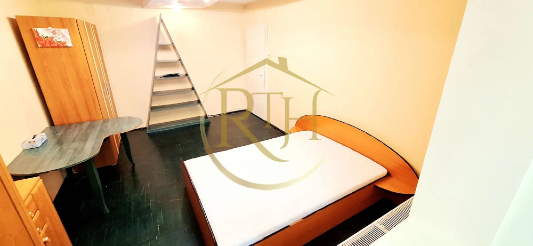 Oferim spre inchiriere apartament 1 camera, decomandat, Complex Studentesc - Oferim spre închiriere un apartament cu 1 cameră, model decomandat, situat la etajul 2, în Complexul Studențesc, pe Intrarea Roma, lângă fostul restaurant Dinar, într-o zonă excelentă, la câțiva pași de toate facultățile. Locația este ideală pentru studenți sau tineri profesioniști care își doresc acces rapid către universități, mijloace de transport și puncte de interes.

Apartamentul este complet mobilat și utilat, fiind foarte bine compartimentat și luminos. Este compus din dormitor confortabil, balcon închis în termopan (ideal pentru depozitare sau relaxare), hol de acces, baie cu cadă și bucătărie separată. Locuința dispune de multiple spații de depozitare, inclusiv în balcon, ceea ce oferă un plus de funcționalitate.
Este dotat cu toate electrocasnicele necesare, precum mașină de spălat rufe, cuptor cu microunde, frigider și aragaz pe gaz racordat la rețeaua orașului. Încălzirea se realizează prin sistemul centralizat al orașului.
Apartamentul este ideal pentru un cuplu sau o singură persoană. Nu se acceptă animale de companie. Se caută chiriași serioși și stabili, pentru o colaborare pe termen lung.

Proprietate reprezentată de RealTimHouse.ro – Un pas spre un loc doar al tău!
Vizionare online: https://youtu.be/fvuuEMft5uI?is=F1UImwoUewJy33Cp
Preț: 250 euro/lună chirie + garanție 250 euro + comision agenție.