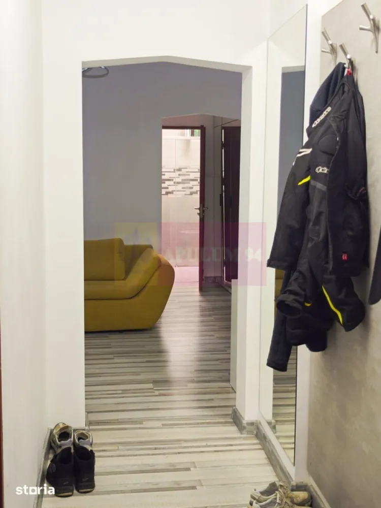 Apartament 3 camere - Metrou 1Mai/Calea Grivitei - Agentia Imobiliara Apulum, va ofera spre vanzare
Apartament 3 camere - Metrou 1Mai/Calea Griviteie situat în imediata stației de metrou 1 Mai, pe Calea Griviței.Locuința este amplasată la parterul unui imobil cu regim de înălțime P+7+8R, într-o scară de bloc anvelopată termic, dotată cu lift nou. Blocul nu este încadrat în nicio clasă de risc seismic.
Apartamentul a fost renovat complet, beneficiind de instalații sanitare și electrice refăcute integral. 
Finisajele au fost realizate cu materiale de înaltă calitate și includ:obiecte sanitare premium;rezervor WC încastrat;parchet laminat de 10 mm;izolație pentru parchet de 5 mm;aer condiționat în living;mobilier nou, realizat și montat recent.
Apartamentul se predă complet finisat și mobilat, fiind pregătit pentru mutare imediată, fără a necesita investiții suplimentare