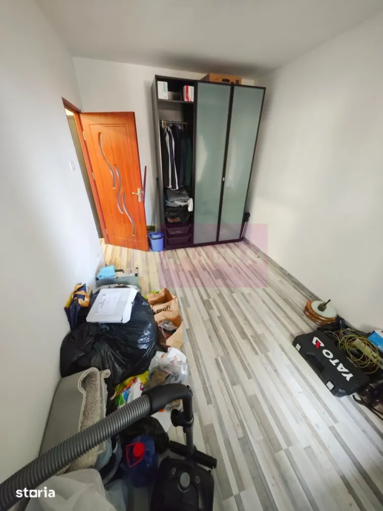 Apartament 3 camere - Metrou 1Mai/Calea Grivitei - Agentia Imobiliara Apulum, va ofera spre vanzare
Apartament 3 camere - Metrou 1Mai/Calea Griviteie situat în imediata stației de metrou 1 Mai, pe Calea Griviței.Locuința este amplasată la parterul unui imobil cu regim de înălțime P+7+8R, într-o scară de bloc anvelopată termic, dotată cu lift nou. Blocul nu este încadrat în nicio clasă de risc seismic.
Apartamentul a fost renovat complet, beneficiind de instalații sanitare și electrice refăcute integral. 
Finisajele au fost realizate cu materiale de înaltă calitate și includ:obiecte sanitare premium;rezervor WC încastrat;parchet laminat de 10 mm;izolație pentru parchet de 5 mm;aer condiționat în living;mobilier nou, realizat și montat recent.
Apartamentul se predă complet finisat și mobilat, fiind pregătit pentru mutare imediată, fără a necesita investiții suplimentare