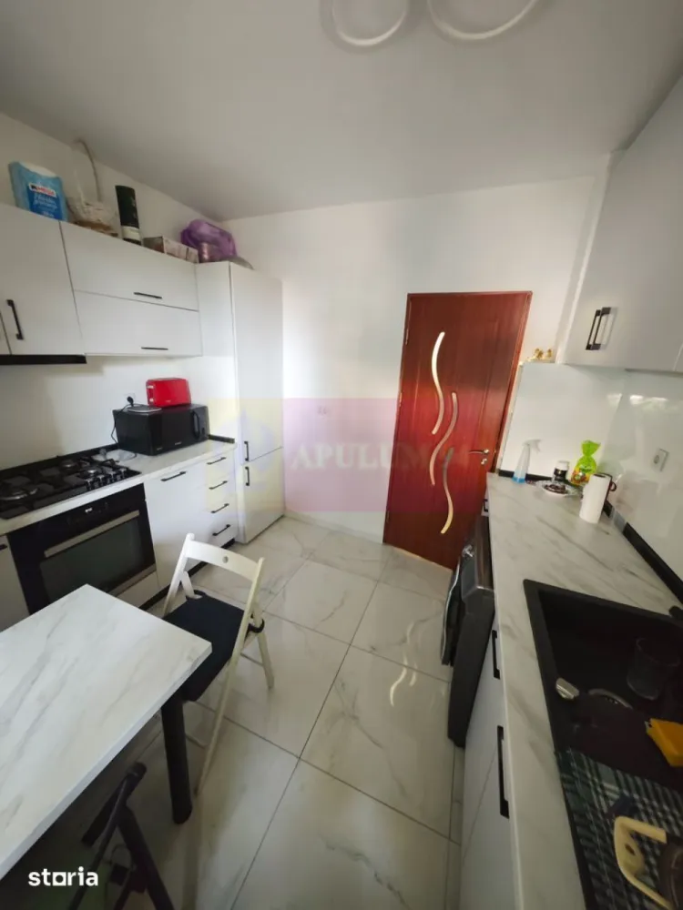 Apartament 3 camere - Metrou 1Mai/Calea Grivitei - Agentia Imobiliara Apulum, va ofera spre vanzare
Apartament 3 camere - Metrou 1Mai/Calea Griviteie situat în imediata stației de metrou 1 Mai, pe Calea Griviței.Locuința este amplasată la parterul unui imobil cu regim de înălțime P+7+8R, într-o scară de bloc anvelopată termic, dotată cu lift nou. Blocul nu este încadrat în nicio clasă de risc seismic.
Apartamentul a fost renovat complet, beneficiind de instalații sanitare și electrice refăcute integral. 
Finisajele au fost realizate cu materiale de înaltă calitate și includ:obiecte sanitare premium;rezervor WC încastrat;parchet laminat de 10 mm;izolație pentru parchet de 5 mm;aer condiționat în living;mobilier nou, realizat și montat recent.
Apartamentul se predă complet finisat și mobilat, fiind pregătit pentru mutare imediată, fără a necesita investiții suplimentare
