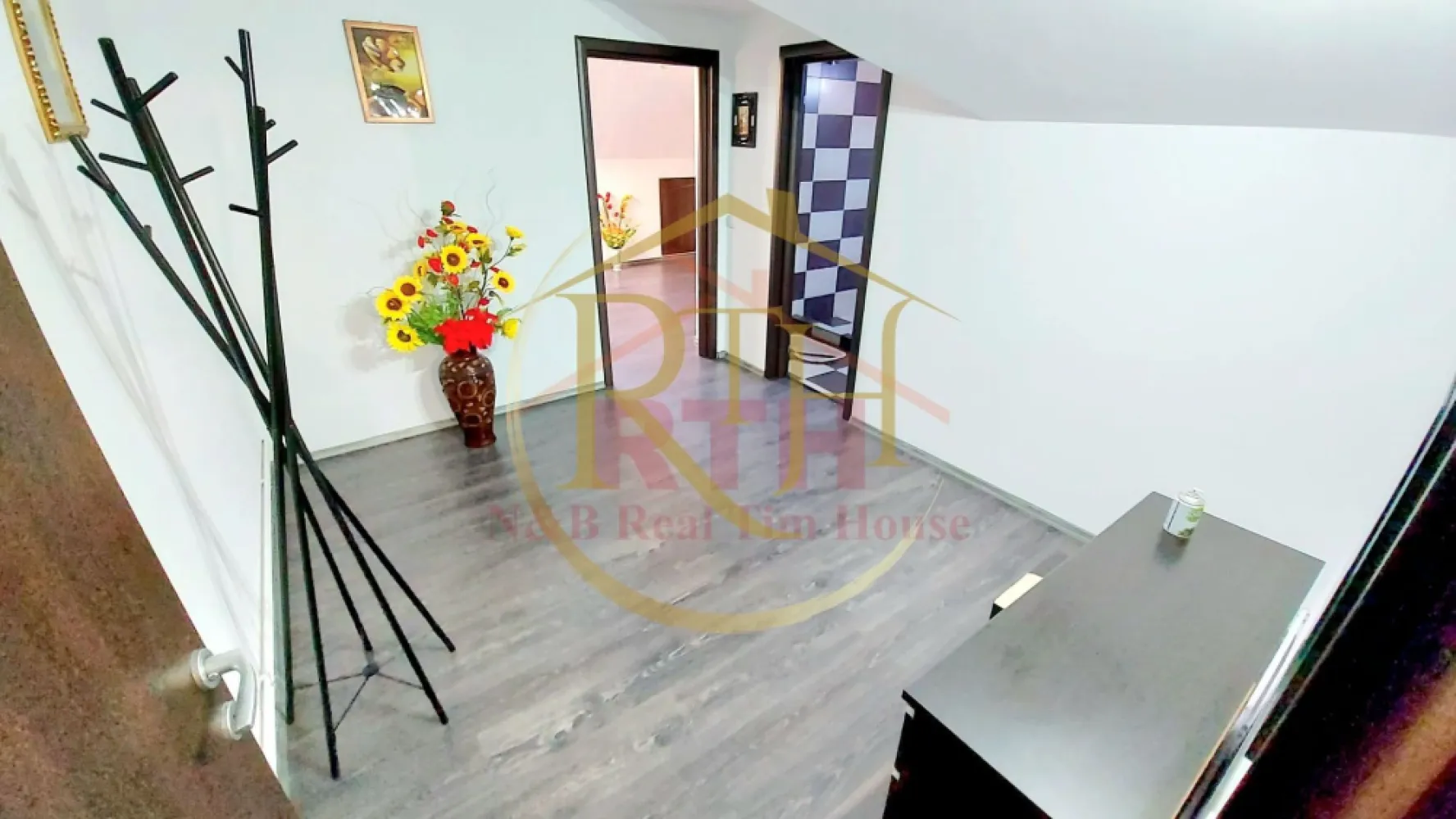Apartament cu 2 camere, centrala proprie, aproape de Nokia, Iosefin - Acest apartament cu 2 camere, situat la etajul 1 al unei vile din zona Iosefin, pe strada Pop de Băsești, este o alegere ideală pentru cei care își doresc confort, intimitate și costuri de întreținere reduse. Situat foarte aproape de Nokia, Piata Iosefin, Gara de Nord, mijloace de transport in comun si acces rapid catre centrul orasului . Apartamentul are intrare separată și contorizare individuală, oferă un spațiu bine compartimentat, cu un dormitor primitor, un living open space integrat armonios cu bucătăria, un birou spatios si multe spatii de depozitare. Holul facilitează accesul către baie, dotată cu cabină de duș modernă.
Complet mobilat și utilat, apartamentul dispune de toate electrocasnicele necesare pentru un trai confortabil: mașină de spălat, frigider, aragaz, hotă, două televizoare și aer condiționat. Livingul este amenajat cu o canapea extensibilă, oferind un plus de funcționalitate, iar încălzirea este asigurată de o centrală proprie pe gaz, ceea ce permite un control eficient al consumului și cheltuieli minime de întreținere.
Apartamentul se închiriază complet echipat, incluzând veselă, lenjerii de pat și prosoape, toate fiind curate și igienizate. Este ideal pentru un cuplu, două fete, doi băieți sau o familie de maximum trei persoane. ne dormi chiriași serioși, cu loc de muncă stabil, care să respecte spațiul și să mențină curățenia. Nu se accepta animale de companie . 
Această proprietate este disponibilă exclusiv prin RealTimHouse.ro - Un pas spre un loc doar al tau ! 
Pentru cei interesați, vizionarea online este disponibilă la linkul: https://youtu.be/XYXEaadoS4c?feature=shared
Prețul chiriei este de 370 euro lunar, fix, la care se adaugă o garanție de 370 euro și comisionul agenției.