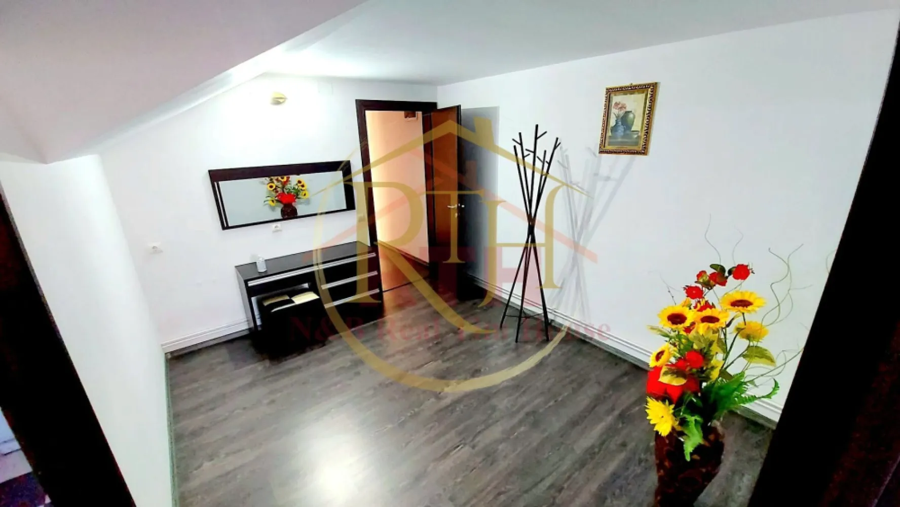 Apartament cu 2 camere, centrala proprie, aproape de Nokia, Iosefin - Acest apartament cu 2 camere, situat la etajul 1 al unei vile din zona Iosefin, pe strada Pop de Băsești, este o alegere ideală pentru cei care își doresc confort, intimitate și costuri de întreținere reduse. Situat foarte aproape de Nokia, Piata Iosefin, Gara de Nord, mijloace de transport in comun si acces rapid catre centrul orasului . Apartamentul are intrare separată și contorizare individuală, oferă un spațiu bine compartimentat, cu un dormitor primitor, un living open space integrat armonios cu bucătăria, un birou spatios si multe spatii de depozitare. Holul facilitează accesul către baie, dotată cu cabină de duș modernă.
Complet mobilat și utilat, apartamentul dispune de toate electrocasnicele necesare pentru un trai confortabil: mașină de spălat, frigider, aragaz, hotă, două televizoare și aer condiționat. Livingul este amenajat cu o canapea extensibilă, oferind un plus de funcționalitate, iar încălzirea este asigurată de o centrală proprie pe gaz, ceea ce permite un control eficient al consumului și cheltuieli minime de întreținere.
Apartamentul se închiriază complet echipat, incluzând veselă, lenjerii de pat și prosoape, toate fiind curate și igienizate. Este ideal pentru un cuplu, două fete, doi băieți sau o familie de maximum trei persoane. ne dormi chiriași serioși, cu loc de muncă stabil, care să respecte spațiul și să mențină curățenia. Nu se accepta animale de companie . 
Această proprietate este disponibilă exclusiv prin RealTimHouse.ro - Un pas spre un loc doar al tau ! 
Pentru cei interesați, vizionarea online este disponibilă la linkul: https://youtu.be/XYXEaadoS4c?feature=shared
Prețul chiriei este de 370 euro lunar, fix, la care se adaugă o garanție de 370 euro și comisionul agenției.
