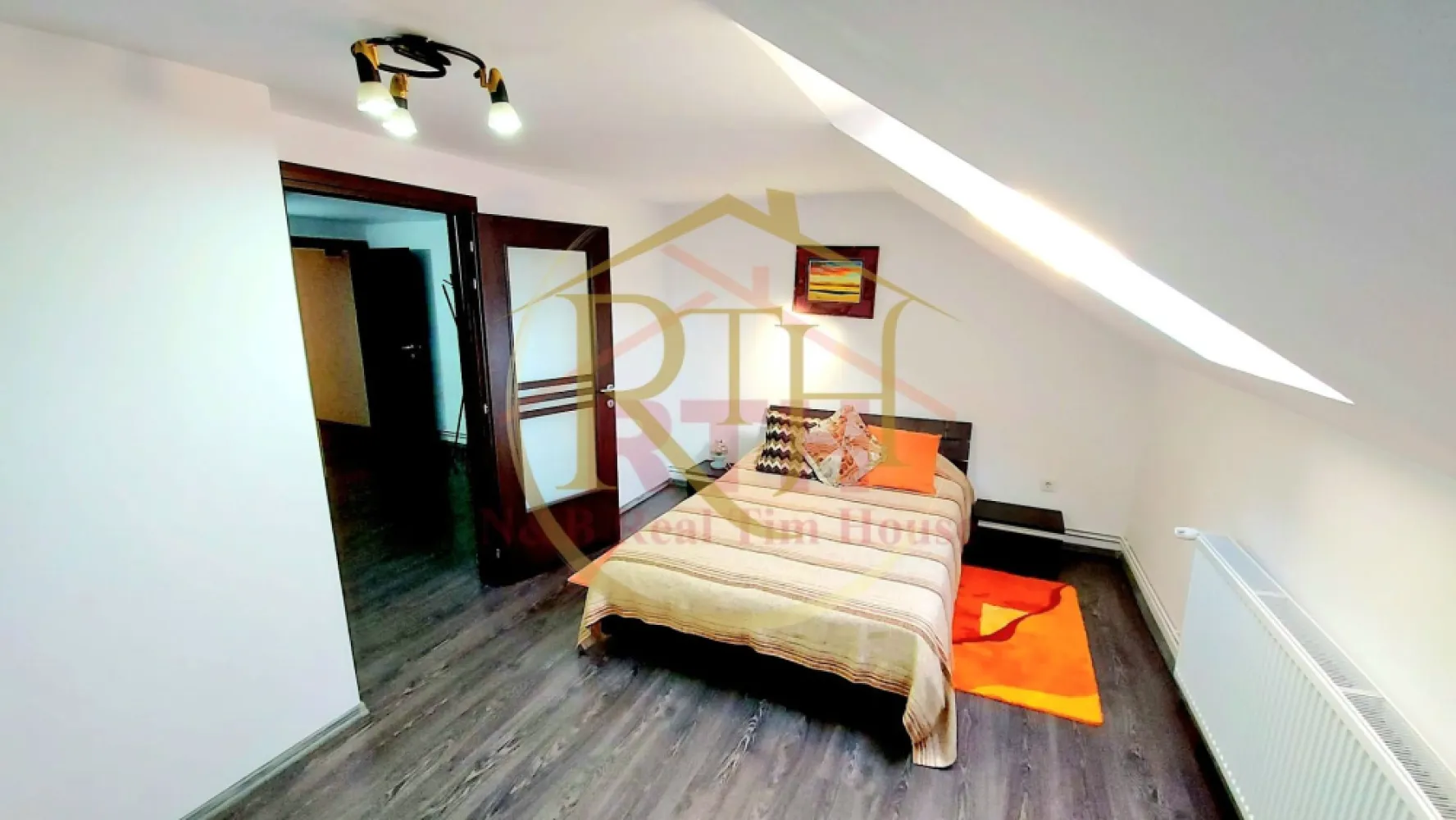 Apartament cu 2 camere, centrala proprie, aproape de Nokia, Iosefin - Acest apartament cu 2 camere, situat la etajul 1 al unei vile din zona Iosefin, pe strada Pop de Băsești, este o alegere ideală pentru cei care își doresc confort, intimitate și costuri de întreținere reduse. Situat foarte aproape de Nokia, Piata Iosefin, Gara de Nord, mijloace de transport in comun si acces rapid catre centrul orasului . Apartamentul are intrare separată și contorizare individuală, oferă un spațiu bine compartimentat, cu un dormitor primitor, un living open space integrat armonios cu bucătăria, un birou spatios si multe spatii de depozitare. Holul facilitează accesul către baie, dotată cu cabină de duș modernă.
Complet mobilat și utilat, apartamentul dispune de toate electrocasnicele necesare pentru un trai confortabil: mașină de spălat, frigider, aragaz, hotă, două televizoare și aer condiționat. Livingul este amenajat cu o canapea extensibilă, oferind un plus de funcționalitate, iar încălzirea este asigurată de o centrală proprie pe gaz, ceea ce permite un control eficient al consumului și cheltuieli minime de întreținere.
Apartamentul se închiriază complet echipat, incluzând veselă, lenjerii de pat și prosoape, toate fiind curate și igienizate. Este ideal pentru un cuplu, două fete, doi băieți sau o familie de maximum trei persoane. ne dormi chiriași serioși, cu loc de muncă stabil, care să respecte spațiul și să mențină curățenia. Nu se accepta animale de companie . 
Această proprietate este disponibilă exclusiv prin RealTimHouse.ro - Un pas spre un loc doar al tau ! 
Pentru cei interesați, vizionarea online este disponibilă la linkul: https://youtu.be/XYXEaadoS4c?feature=shared
Prețul chiriei este de 370 euro lunar, fix, la care se adaugă o garanție de 370 euro și comisionul agenției.
