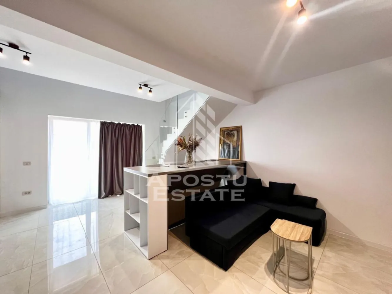 Apartament 3 camere de închiriat, 2 nivele, loc de parcare, Zona Giroc - Agentia Imobiliara APOSTU ESTATE va prezinta o oportunitate rara de inchiriere, un apartament cu 3 camere dispus pe doua nivele, complet mobilat, intr-o locatie excelenta in zona Giroc . Acest apartament este disponibil in regim de prima inchiriere.
Cu o suprafata generoasa de 86 mp, acest apartament este compartimentat intr-un mod inteligent, oferind suficient spatiu pentru confort si functionalitate:

- Hol de acces spatios
- Bucatarie amenajata cu insula pentru luat masa
- Sufragerie spatioasa si luminoasa, un loc perfect pentru relaxare si socializare
- Un dormitor matrimonial cu dressing si baie proprie cu dus si geam
- Un dormitor matrimonial liminos si spatios
- O baie cu cada si geam

Beneficiind de centrala proprie si de aerul conditionat, veti putea ajusta temperatura dupa bunul plac, iar locul de parcare va asigura comoditate si siguranta pentru vehiculul dumneavoastra.

Vecinatatile precum:
- Penny
- Lidl
- Sinsay

Nu ratati ocazia de a transforma acest spatiu in caminul dumneavoastra perfect!
Contactati-ne astazi pentru a programa o vizionare.

ID intern: CP1995297!