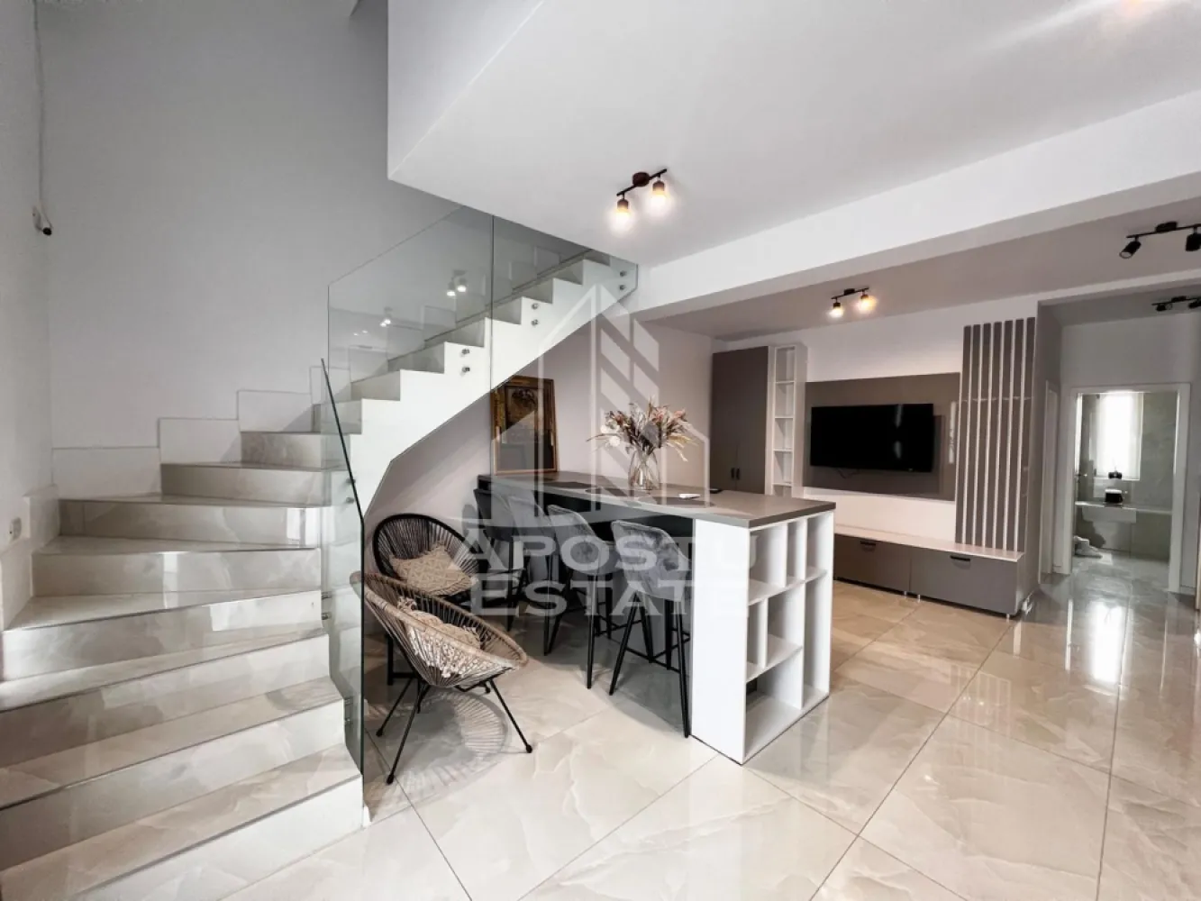 Apartament 3 camere de închiriat, 2 nivele, loc de parcare, Zona Giroc - Agentia Imobiliara APOSTU ESTATE va prezinta o oportunitate rara de inchiriere, un apartament cu 3 camere dispus pe doua nivele, complet mobilat, intr-o locatie excelenta in zona Giroc . Acest apartament este disponibil in regim de prima inchiriere.
Cu o suprafata generoasa de 86 mp, acest apartament este compartimentat intr-un mod inteligent, oferind suficient spatiu pentru confort si functionalitate:

- Hol de acces spatios
- Bucatarie amenajata cu insula pentru luat masa
- Sufragerie spatioasa si luminoasa, un loc perfect pentru relaxare si socializare
- Un dormitor matrimonial cu dressing si baie proprie cu dus si geam
- Un dormitor matrimonial liminos si spatios
- O baie cu cada si geam

Beneficiind de centrala proprie si de aerul conditionat, veti putea ajusta temperatura dupa bunul plac, iar locul de parcare va asigura comoditate si siguranta pentru vehiculul dumneavoastra.

Vecinatatile precum:
- Penny
- Lidl
- Sinsay

Nu ratati ocazia de a transforma acest spatiu in caminul dumneavoastra perfect!
Contactati-ne astazi pentru a programa o vizionare.

ID intern: CP1995297!