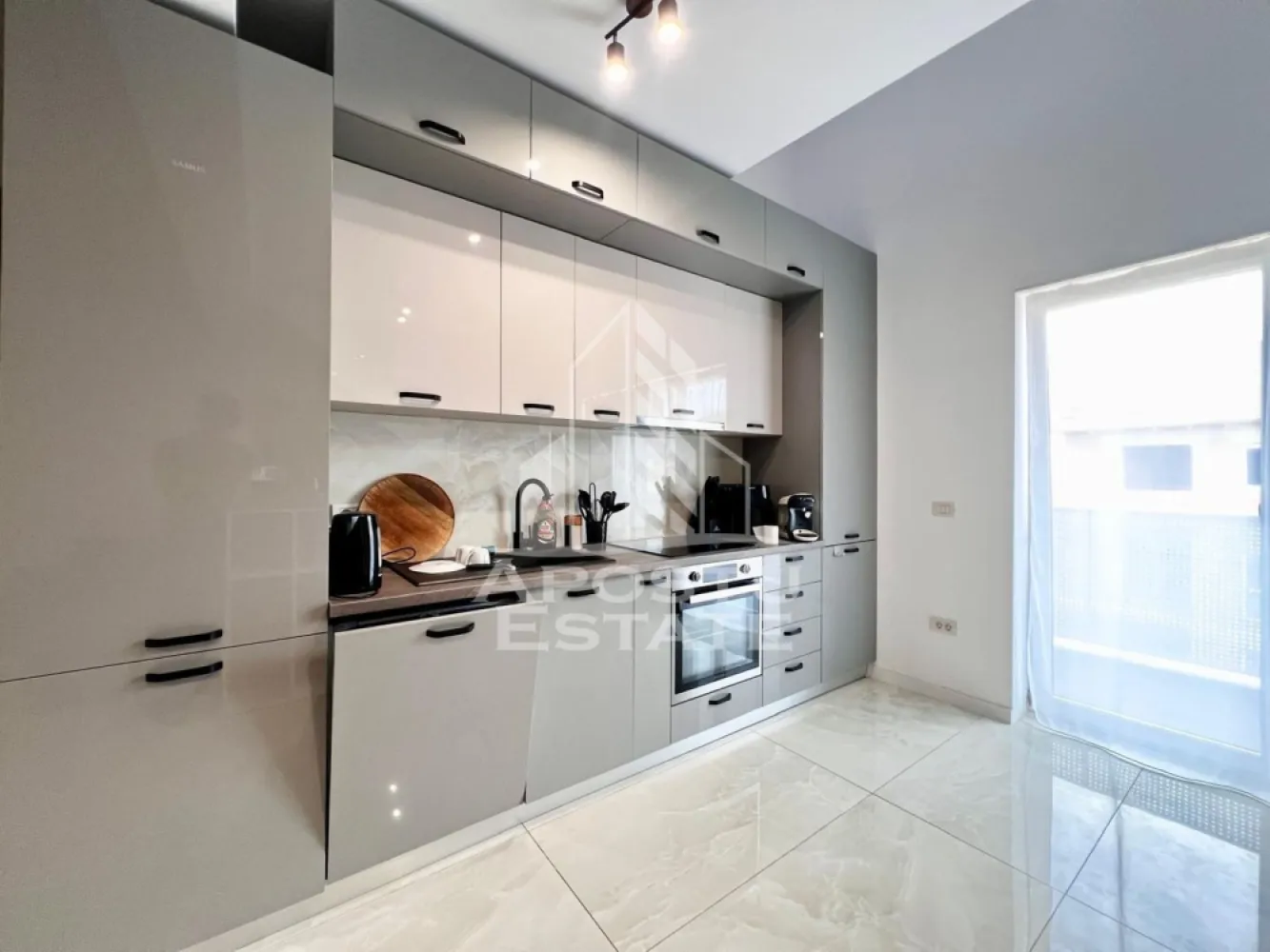 Apartament 3 camere de închiriat, 2 nivele, loc de parcare, Zona Giroc - Agentia Imobiliara APOSTU ESTATE va prezinta o oportunitate rara de inchiriere, un apartament cu 3 camere dispus pe doua nivele, complet mobilat, intr-o locatie excelenta in zona Giroc . Acest apartament este disponibil in regim de prima inchiriere.
Cu o suprafata generoasa de 86 mp, acest apartament este compartimentat intr-un mod inteligent, oferind suficient spatiu pentru confort si functionalitate:

- Hol de acces spatios
- Bucatarie amenajata cu insula pentru luat masa
- Sufragerie spatioasa si luminoasa, un loc perfect pentru relaxare si socializare
- Un dormitor matrimonial cu dressing si baie proprie cu dus si geam
- Un dormitor matrimonial liminos si spatios
- O baie cu cada si geam

Beneficiind de centrala proprie si de aerul conditionat, veti putea ajusta temperatura dupa bunul plac, iar locul de parcare va asigura comoditate si siguranta pentru vehiculul dumneavoastra.

Vecinatatile precum:
- Penny
- Lidl
- Sinsay

Nu ratati ocazia de a transforma acest spatiu in caminul dumneavoastra perfect!
Contactati-ne astazi pentru a programa o vizionare.

ID intern: CP1995297!