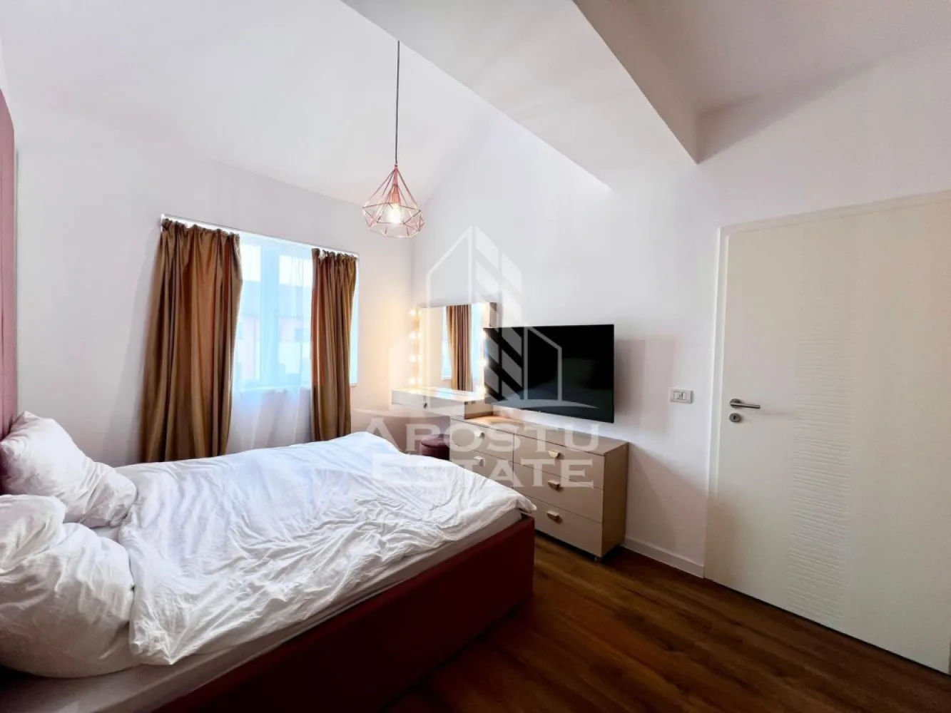 Apartament 3 camere de închiriat, 2 nivele, loc de parcare, Zona Giroc - Agentia Imobiliara APOSTU ESTATE va prezinta o oportunitate rara de inchiriere, un apartament cu 3 camere dispus pe doua nivele, complet mobilat, intr-o locatie excelenta in zona Giroc . Acest apartament este disponibil in regim de prima inchiriere.
Cu o suprafata generoasa de 86 mp, acest apartament este compartimentat intr-un mod inteligent, oferind suficient spatiu pentru confort si functionalitate:

- Hol de acces spatios
- Bucatarie amenajata cu insula pentru luat masa
- Sufragerie spatioasa si luminoasa, un loc perfect pentru relaxare si socializare
- Un dormitor matrimonial cu dressing si baie proprie cu dus si geam
- Un dormitor matrimonial liminos si spatios
- O baie cu cada si geam

Beneficiind de centrala proprie si de aerul conditionat, veti putea ajusta temperatura dupa bunul plac, iar locul de parcare va asigura comoditate si siguranta pentru vehiculul dumneavoastra.

Vecinatatile precum:
- Penny
- Lidl
- Sinsay

Nu ratati ocazia de a transforma acest spatiu in caminul dumneavoastra perfect!
Contactati-ne astazi pentru a programa o vizionare.

ID intern: CP1995297!
