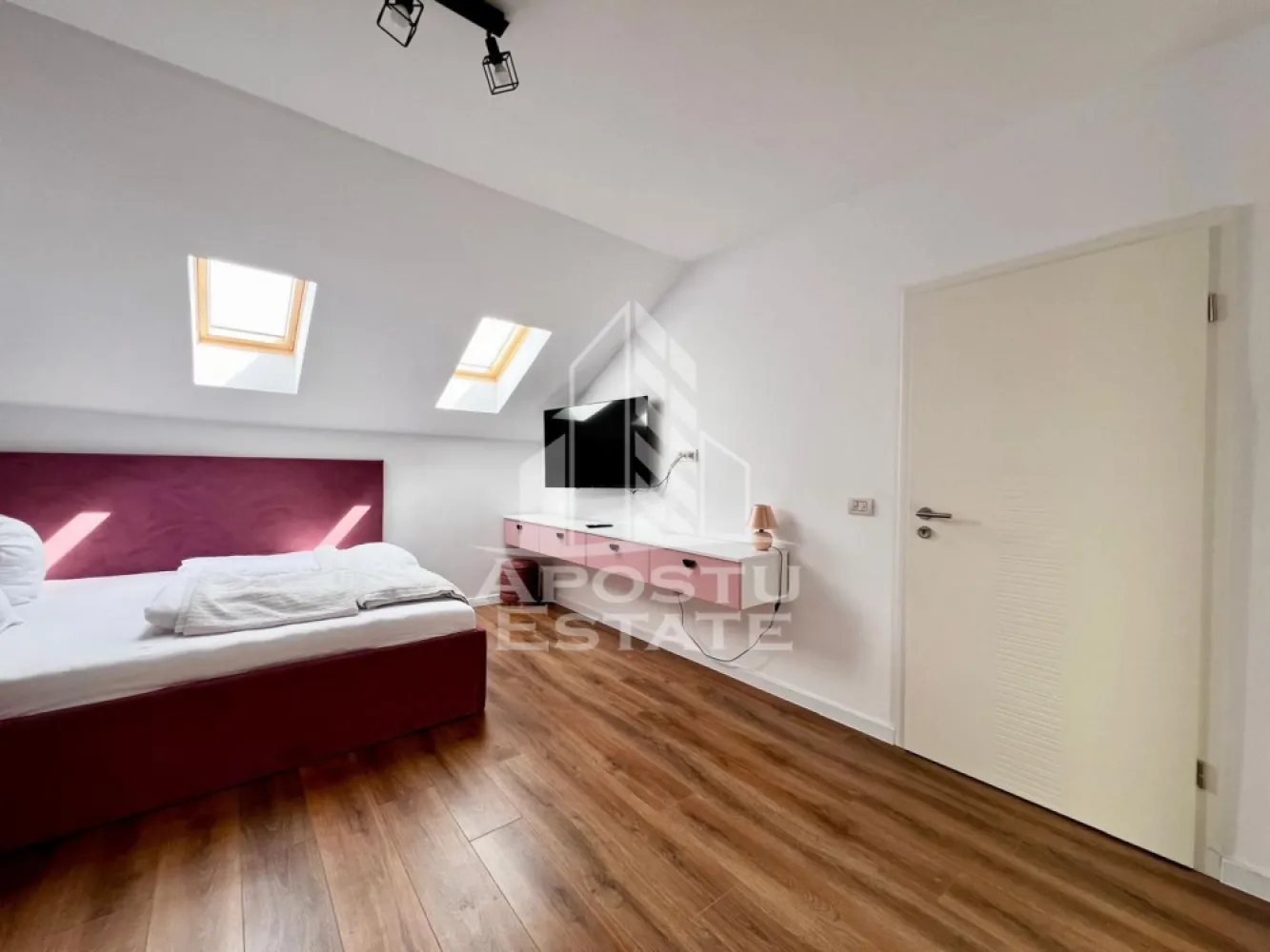Apartament 3 camere de închiriat, 2 nivele, loc de parcare, Zona Giroc