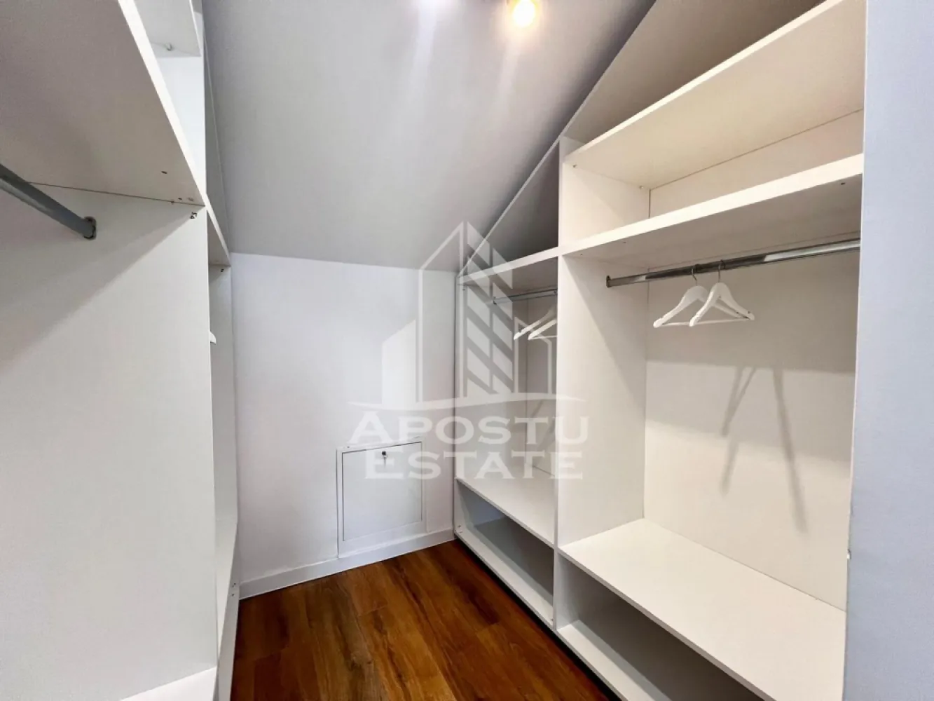 Apartament 3 camere de închiriat, 2 nivele, loc de parcare, Zona Giroc