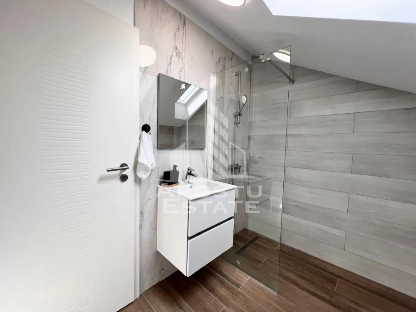 Apartament 3 camere de închiriat, 2 nivele, loc de parcare, Zona Giroc