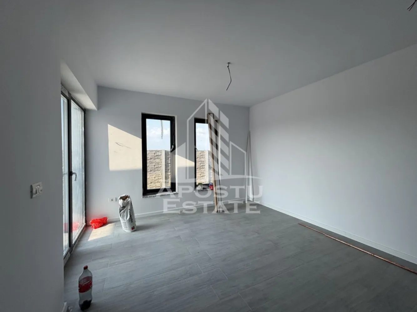 Duplex de vanzare despartit cu zid dublu,in Urseni - Agentia imobiliara Apostu Estate va ofera spre vanzare un duplex, situat in Timis, Urseni.

Imobilul are o suprafata utila de 73 mp si este amplasat pe un teren de 297 mp. Constructia este realizata din caramida, fiind finalizata in anul 2024.

Confortul termic este asigurat prin centrala proprie pe gaz cu incalzire in pardoseala.

Compartimentare:
 • Hol acces
 • Bucatarie open space cu livingul
 • 2 dormitoare
 • Camera tehnica
 • Baie

Imobilul este situat in vecinatatea mai multor puncte de interes:
 • Magazine si supermarketuri
 • Mijloace de transport in comun
 • Acces facil catre Timisoara

Agentia imobiliara Apostu Estate va ofera consultanta bancara gratuita prin intermediul colaboratorilor nostri pentru alegerea celui mai potrivit tip de credit, astfel incat tu sa devi noul proprietar al acestui apartament.
CP2064974