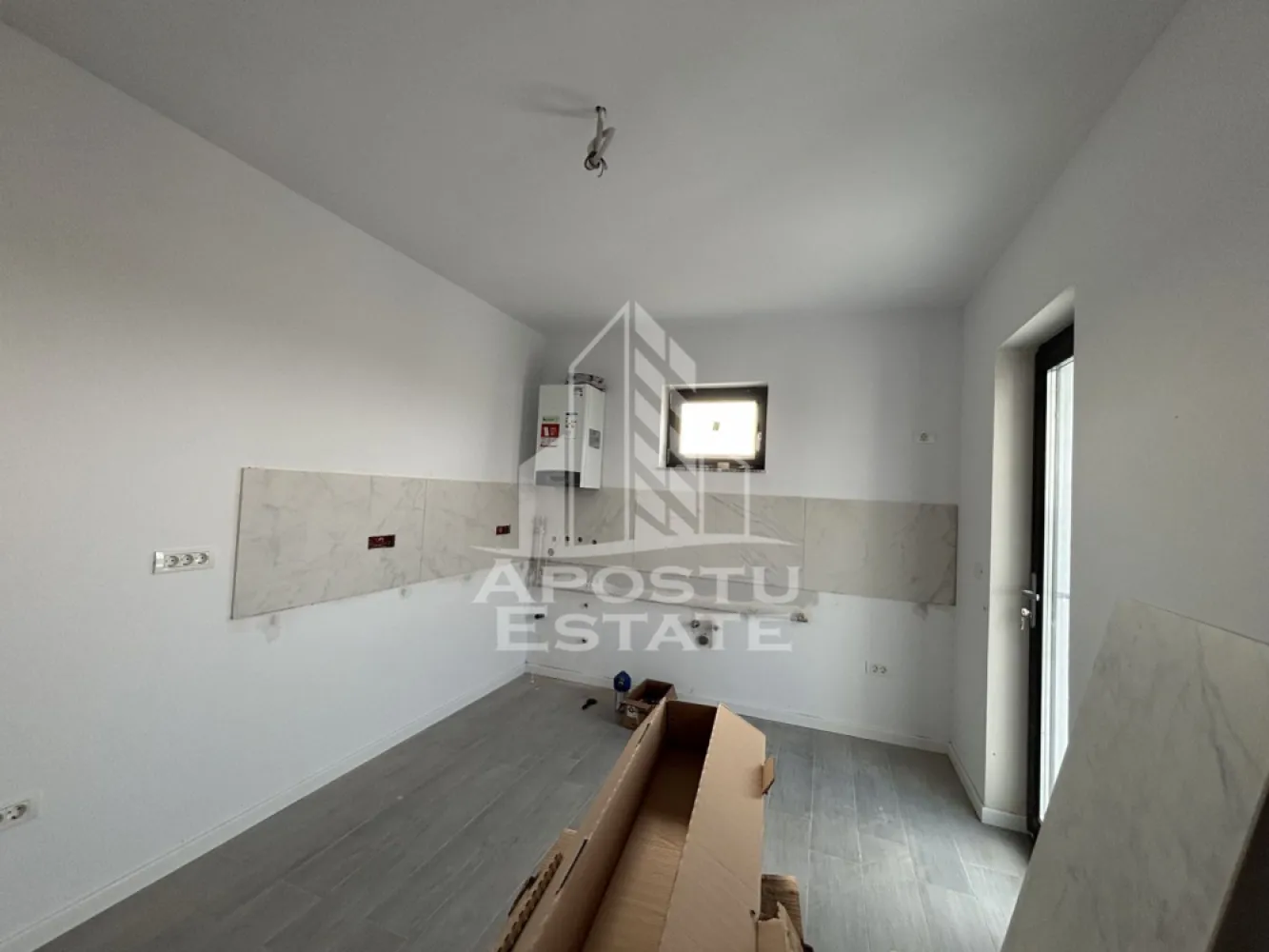 Duplex de vanzare despartit cu zid dublu,in Urseni - Agentia imobiliara Apostu Estate va ofera spre vanzare un duplex, situat in Timis, Urseni.

Imobilul are o suprafata utila de 73 mp si este amplasat pe un teren de 297 mp. Constructia este realizata din caramida, fiind finalizata in anul 2024.

Confortul termic este asigurat prin centrala proprie pe gaz cu incalzire in pardoseala.

Compartimentare:
 • Hol acces
 • Bucatarie open space cu livingul
 • 2 dormitoare
 • Camera tehnica
 • Baie

Imobilul este situat in vecinatatea mai multor puncte de interes:
 • Magazine si supermarketuri
 • Mijloace de transport in comun
 • Acces facil catre Timisoara

Agentia imobiliara Apostu Estate va ofera consultanta bancara gratuita prin intermediul colaboratorilor nostri pentru alegerea celui mai potrivit tip de credit, astfel incat tu sa devi noul proprietar al acestui apartament.
CP2064974
