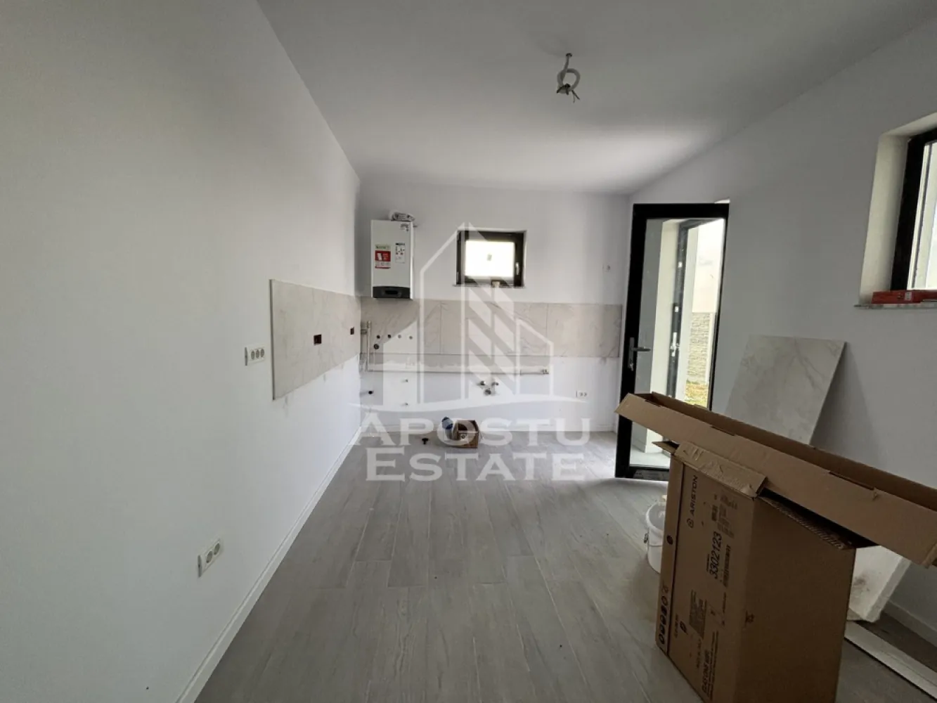 Duplex de vanzare despartit cu zid dublu,in Urseni - Agentia imobiliara Apostu Estate va ofera spre vanzare un duplex, situat in Timis, Urseni.

Imobilul are o suprafata utila de 73 mp si este amplasat pe un teren de 297 mp. Constructia este realizata din caramida, fiind finalizata in anul 2024.

Confortul termic este asigurat prin centrala proprie pe gaz cu incalzire in pardoseala.

Compartimentare:
 • Hol acces
 • Bucatarie open space cu livingul
 • 2 dormitoare
 • Camera tehnica
 • Baie

Imobilul este situat in vecinatatea mai multor puncte de interes:
 • Magazine si supermarketuri
 • Mijloace de transport in comun
 • Acces facil catre Timisoara

Agentia imobiliara Apostu Estate va ofera consultanta bancara gratuita prin intermediul colaboratorilor nostri pentru alegerea celui mai potrivit tip de credit, astfel incat tu sa devi noul proprietar al acestui apartament.
CP2064974