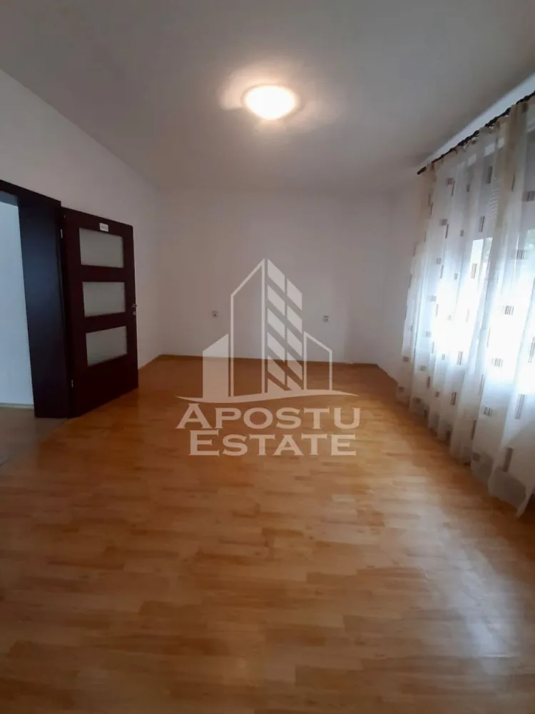 Casa individuala, zona Parneava - Apostu Estate va propune Casa individuala de inchiriat in Arad, situata in zona Parneava, o zona linistita si bine conectata la oras. Locuinta are o suprafata de aproximativ 100 mp si este compusa din 2 camere spatioase si luminoase, bucatarie separata, baie si pivnita, oferind suficient spatiu pentru depozitare.

Imobilul este amplasat pe un teren generos de 400 mp si beneficiaza de curte proprie, ideala pentru relaxare, petrecerea timpului liber sau diverse activitati in aer liber.

Casa este dotata cu centrala termica pe gaz, asigurand confort termic pe tot parcursul anului si costuri eficiente de intretinere. Se inchiriaza partial mobilata, oferind posibilitatea amenajarii dupa propriul gust.

Este potrivita pentru un cuplu sau o persoana care isi doreste intimitate si confort, intr-o zona accesibila, aproape de magazine, mijloace de transport si alte puncte de interes.

Disponibila incepand cu data de 01.05.
Pentru mai multe detalii si vizionari, va rugam sa ne contactati.
CP3004933