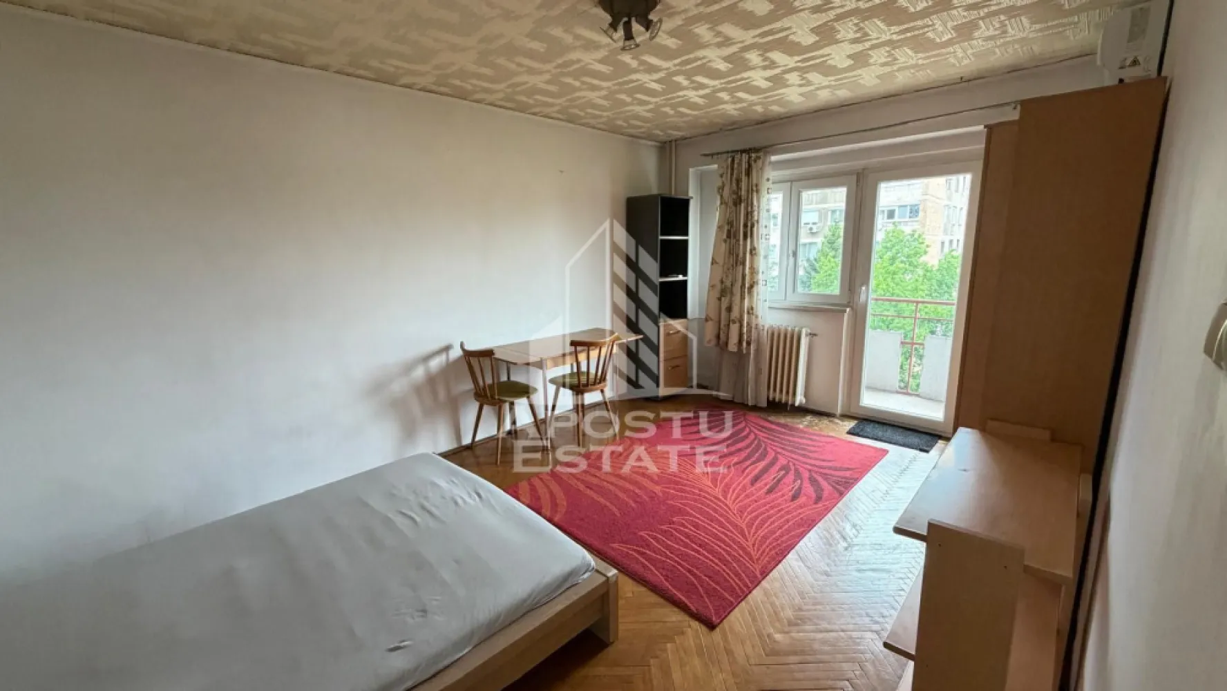 Apartament 1 camere de inchiriat,Circumvalatiunii, Timisoara - Agentia imobiliara APOSTU ESTATE va propune spre inchiriere un apartament cu 1 camere, spatios si luminos, situat in zona Circumvalatiunii, o zona linistita si bine pozitionata din Timisoara, potrivit pentru studenti care isi doresc o locuinta unde sa se simta confortabil si cu acces facil catre scoli, statii de autobuz, supermarketuri , magazine de zona, parcuri.

Suprafata utila: 35 mp
Compartimentare eficienta:
-Hol de acces 
-Bucatarie complet mobilata si utilata, cu loc de luat masa
-Dormitor mobilat si utilat
-Baie prevazuta cu cada

Confort si facilitati:
-Incalzirea apartamentului: colterm
-Apartamentul este complet mobilat si utilat

Localizare:
-Timis,Timisoara, zona Circumvalatiunii– acces facil spre magazine, supermarketul Kaufland, parcuri si mijloace de transport in comun.

Ideal pentru:
-Studenti

Disponibilitate: imediata
Pret chirie lunara: 300 euro 
Programeaza o vizionare pentru a-ti putea imagina viitorul aici!
ID intern: CP3172101