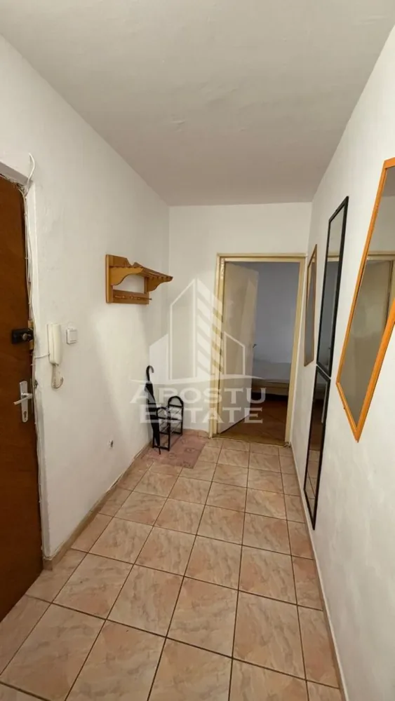 Apartament 1 camere de inchiriat,Circumvalatiunii, Timisoara - Agentia imobiliara APOSTU ESTATE va propune spre inchiriere un apartament cu 1 camere, spatios si luminos, situat in zona Circumvalatiunii, o zona linistita si bine pozitionata din Timisoara, potrivit pentru studenti care isi doresc o locuinta unde sa se simta confortabil si cu acces facil catre scoli, statii de autobuz, supermarketuri , magazine de zona, parcuri.

Suprafata utila: 35 mp
Compartimentare eficienta:
-Hol de acces 
-Bucatarie complet mobilata si utilata, cu loc de luat masa
-Dormitor mobilat si utilat
-Baie prevazuta cu cada

Confort si facilitati:
-Incalzirea apartamentului: colterm
-Apartamentul este complet mobilat si utilat

Localizare:
-Timis,Timisoara, zona Circumvalatiunii– acces facil spre magazine, supermarketul Kaufland, parcuri si mijloace de transport in comun.

Ideal pentru:
-Studenti

Disponibilitate: imediata
Pret chirie lunara: 300 euro 
Programeaza o vizionare pentru a-ti putea imagina viitorul aici!
ID intern: CP3172101
