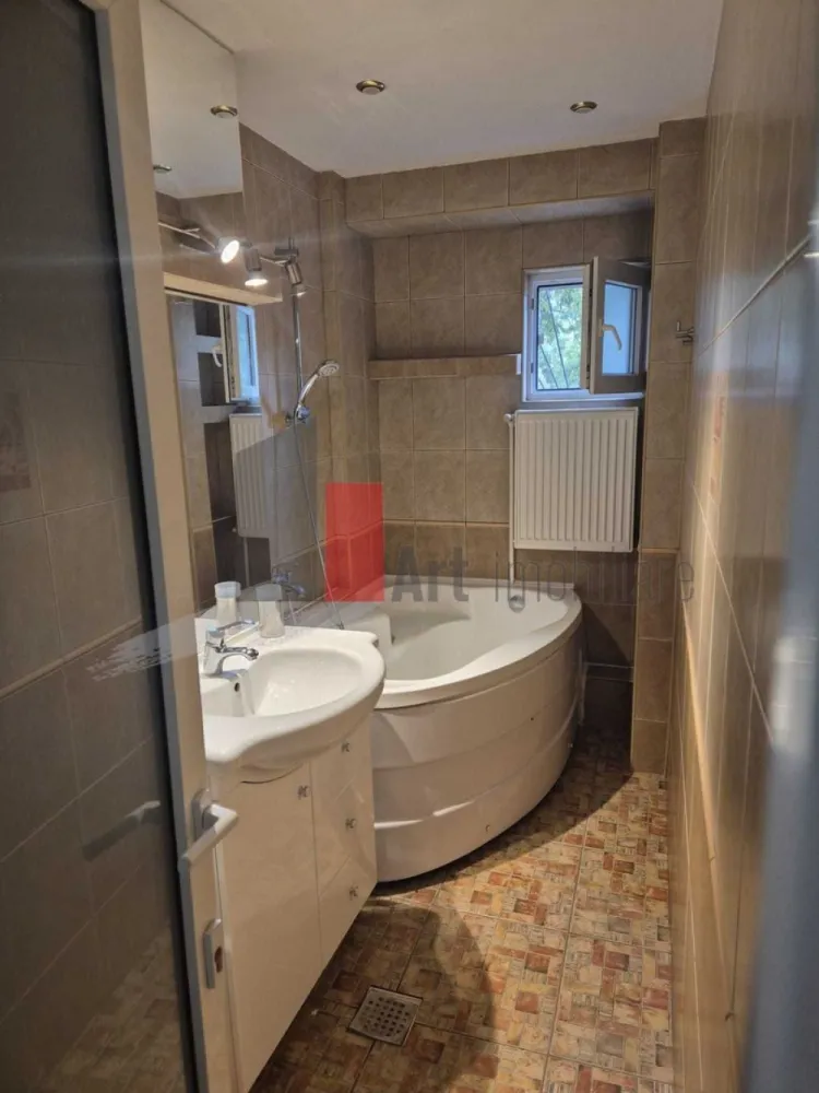 Vanzare apartament 3 camere -Crangasi -Lacul Morii - Vindem apartament 3 camere decomandat situat in Crangasi chiar langa Lacul Morii,in fata falezei.
Apartamentul a fost renovat in urma cu 4 ani si se vinde complet mobilat si utilat.
Dispune de centrala pe gaz si aparat de aer conditionat.
Una din cele 2 bai a fost transformata in dressing dar se poate aduce la starea initiala peretele fiind din rigips
Se afla la 3 minute de parc si 8 minute de metrou.
Este situat la parterul unui imobil cu 8 etaje,construit in anul 1992.
Loc de parcare de la ADP