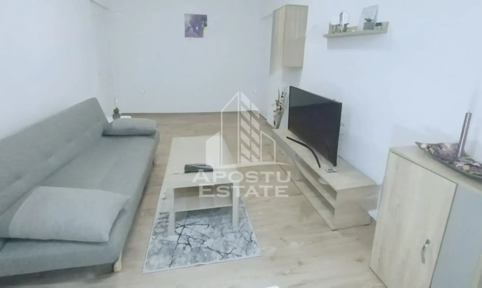 Apartament cu 2 camere , de inchiriat , Zona Sagului , Timisoara - Agentia imobiliara APOSTU ESTATE va propune spre inchiriere un apartament cu 2 camere, spatios si luminos, situat in zona Sagului , o zona linistita si bine pozitionata din Timisoara, potrivit pentru cupluri,familii, sau studenti care isi doresc o locuinta unde sa se simta confortabil si cu acces facil catre scoli, statii de autobuz, supermarketuri , magazine de zona, parcuri.

Suprafata utila: 42 mp
Compartimentare eficienta:
-Hol de acces generos
-Bucatarie complet mobilata si utilata, cu loc de luat masa
-Living luminos si spatios
-Dormitor mobilat si utilat
-Baie prevazuta cu cada

Confort si facilitati:
-Incalzirea apartamentului: colterm - urmează sa se monteze centrala proprie 
-Apartamentul este complet mobilat si utilat de către proprietar 
Localizare:
-Timis,Timisoara, zona Sagului – acces facil spre magazine, in spatele Antalyei , supermarketul Lidl, scoli, parcuri si mijloace de transport in comun.

Ideal pentru:
-Familii
-Cupluri
-Studenti

Pret chirie lunara: 350 euro 
Programeaza o vizionare pentru a-ti putea imagina viitorul aici!
ID intern: CP3171943