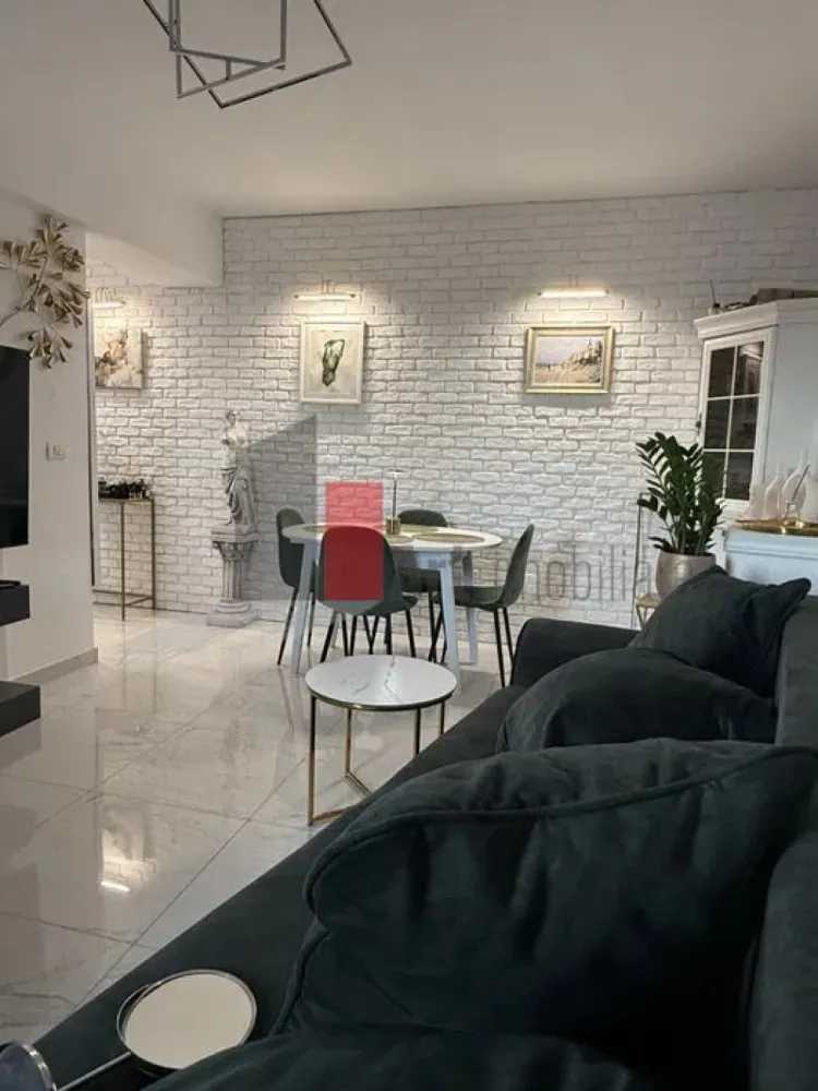 Vanzare apartament 2 camere Politehnica-Grozavesti - Va propunem spre vanzare un apartament deosebit situat in zona Politehnica -Grozavesti,orientare spre Sud spre parc Politehnica.
Electrocasnice Bosch, Samsung, Electrolux 
Se afla la etajul 11/11 al unui imobil construit in 2021
Apartamentul are finisaje ultra- moderne si se vinde complet mobilat si utilat
Loc de parcare se poate achizitiona sau inchiria in complex