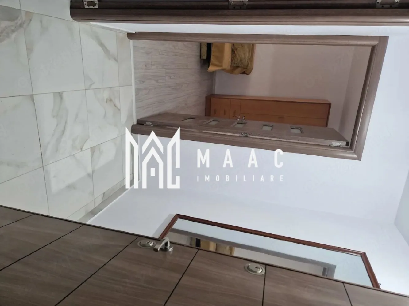 Garsoniera | Zona Centrala | Etaj 1 | 28 mpu| - MAAc Imobiliare vă propune spre vânzare o garsonieră confort 1, situată chiar în zona centrală a orașului. Este proprietatea ideală pentru cei care vor să aibă totul la câțiva pași distanță sau pentru o investiție sigură și profitabilă.De ce să alegi această proprietate?Poziționare ultra-centrală: Ai acces rapid la toate punctele cheie din oraș.Totul pentru familie: Școli de prestigiu și grădinițe în imediata apropiere.Facilități zilnice: Piața agroalimentară și supermarketuri la doar un minut distanță.Mobilitate maximă: Stații pentru mijloacele de transport în comun chiar lângă bloc.Confort sporit: Compartimentare confort 1, spațioasă și excelent structurată.
pentru mai multe detalii sau a programa o vizionare va rugam specificati ID 3170422