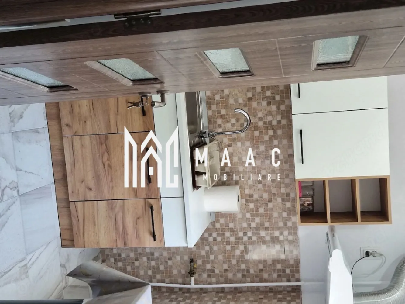 Garsoniera | Zona Centrala | Etaj 1 | 28 mpu| - MAAc Imobiliare vă propune spre vânzare o garsonieră confort 1, situată chiar în zona centrală a orașului. Este proprietatea ideală pentru cei care vor să aibă totul la câțiva pași distanță sau pentru o investiție sigură și profitabilă.De ce să alegi această proprietate?Poziționare ultra-centrală: Ai acces rapid la toate punctele cheie din oraș.Totul pentru familie: Școli de prestigiu și grădinițe în imediata apropiere.Facilități zilnice: Piața agroalimentară și supermarketuri la doar un minut distanță.Mobilitate maximă: Stații pentru mijloacele de transport în comun chiar lângă bloc.Confort sporit: Compartimentare confort 1, spațioasă și excelent structurată.
pentru mai multe detalii sau a programa o vizionare va rugam specificati ID 3170422