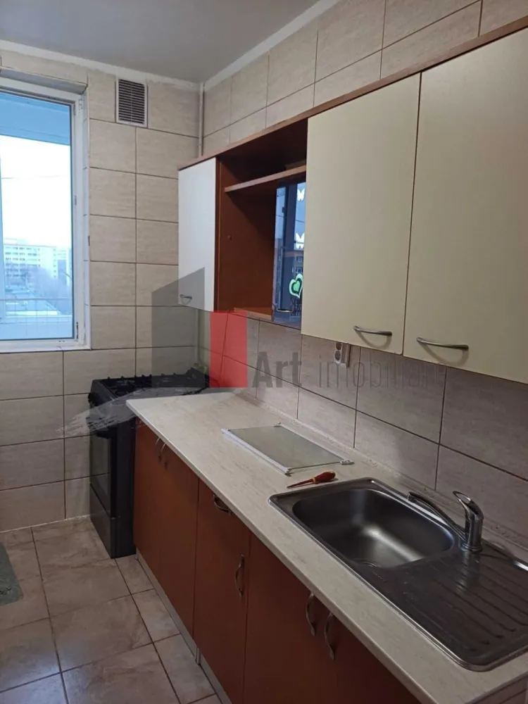 Apartament 2 camere Bd. Obregia - Apartamentul este complet renovat, fiind schimbate instalațiile electrice (pe cupru) și sanitare. Ușile, parchetul au fost înlocuite.Ușa de la intrare este metalică. Suprafața utilă totală de 50 mp include și suprafața balconului, de 6mp. Balconul este închis.
Bucătăria este spațioasă, iar în apartament a fost montat un aparat de aer condiționat.

Imobilul, izolat termic, este la 3 stații de autobuz de Stația de metrou Piața Sudului și Sun Plaza, adică la 10 minute cu mijloacele de transport. Grand Arena este la 2 distații.
STB: 72, 73, N105.

În apropiere sunt școlile 189 și 194, Piața Berceni Sud, Mega Image. 
Apartamentul se vinde mobilat și utilat.

Nu ezitați să mă contactați pentru informații sau stabilirea unei vizionări!