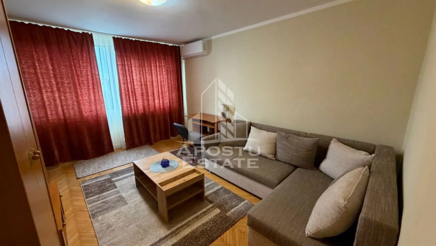Apartament cu 2 camere de inchiriat, Circumvalatiunii ,Timisoara - Agentia imobiliara APOSTU ESTATE va propune spre inchiriere un apartament cu 2 camere, spatios si luminos, situat in zona Circumvalatiunii, o zona linistita si bine pozitionata din Timisoara, potrivit pentru cupluri,familii, sau studenti care isi doresc o locuinta unde sa se simta confortabil si cu acces facil catre scoli, statii de autobuz, supermarketuri , magazine de zona, parcuri.

Suprafata utila: 50 mp
Compartimentare eficienta:
-Hol de acces generos
-Bucatarie complet mobilata si utilata, cu loc de luat masa
-Living luminos si spatios
-Dormitor mobilat si utilat
-Baie prevazuta cu cada

Confort si facilitati:
-Incalzirea apartamentului: centrala proprie
-Apartamentul este complet mobilat si utilat

Localizare:
-Timis,Timisoara, zona Circumvalatiunii– acces facil spre magazine, supermarketul Lidl, scoli, parcuri si mijloace de transport in comun.

Ideal pentru:
-Familii
-Cupluri
-Studenti

Disponibilitate: imediata
Pret chirie lunara: 390 euro 
Programeaza o vizionare pentru a-ti putea imagina viitorul aici!
ID intern: CP3172216