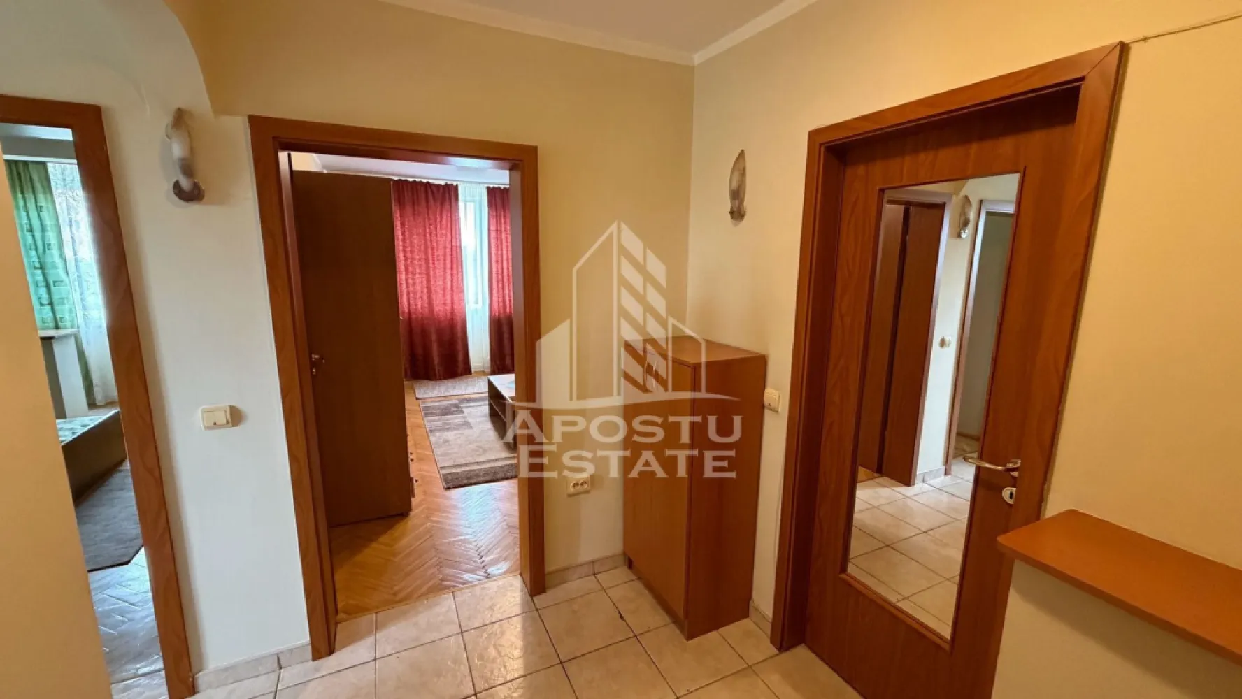 Apartament cu 2 camere de inchiriat, Circumvalatiunii ,Timisoara - Agentia imobiliara APOSTU ESTATE va propune spre inchiriere un apartament cu 2 camere, spatios si luminos, situat in zona Circumvalatiunii, o zona linistita si bine pozitionata din Timisoara, potrivit pentru cupluri,familii, sau studenti care isi doresc o locuinta unde sa se simta confortabil si cu acces facil catre scoli, statii de autobuz, supermarketuri , magazine de zona, parcuri.

Suprafata utila: 50 mp
Compartimentare eficienta:
-Hol de acces generos
-Bucatarie complet mobilata si utilata, cu loc de luat masa
-Living luminos si spatios
-Dormitor mobilat si utilat
-Baie prevazuta cu cada

Confort si facilitati:
-Incalzirea apartamentului: centrala proprie
-Apartamentul este complet mobilat si utilat

Localizare:
-Timis,Timisoara, zona Circumvalatiunii– acces facil spre magazine, supermarketul Lidl, scoli, parcuri si mijloace de transport in comun.

Ideal pentru:
-Familii
-Cupluri
-Studenti

Disponibilitate: imediata
Pret chirie lunara: 390 euro 
Programeaza o vizionare pentru a-ti putea imagina viitorul aici!
ID intern: CP3172216