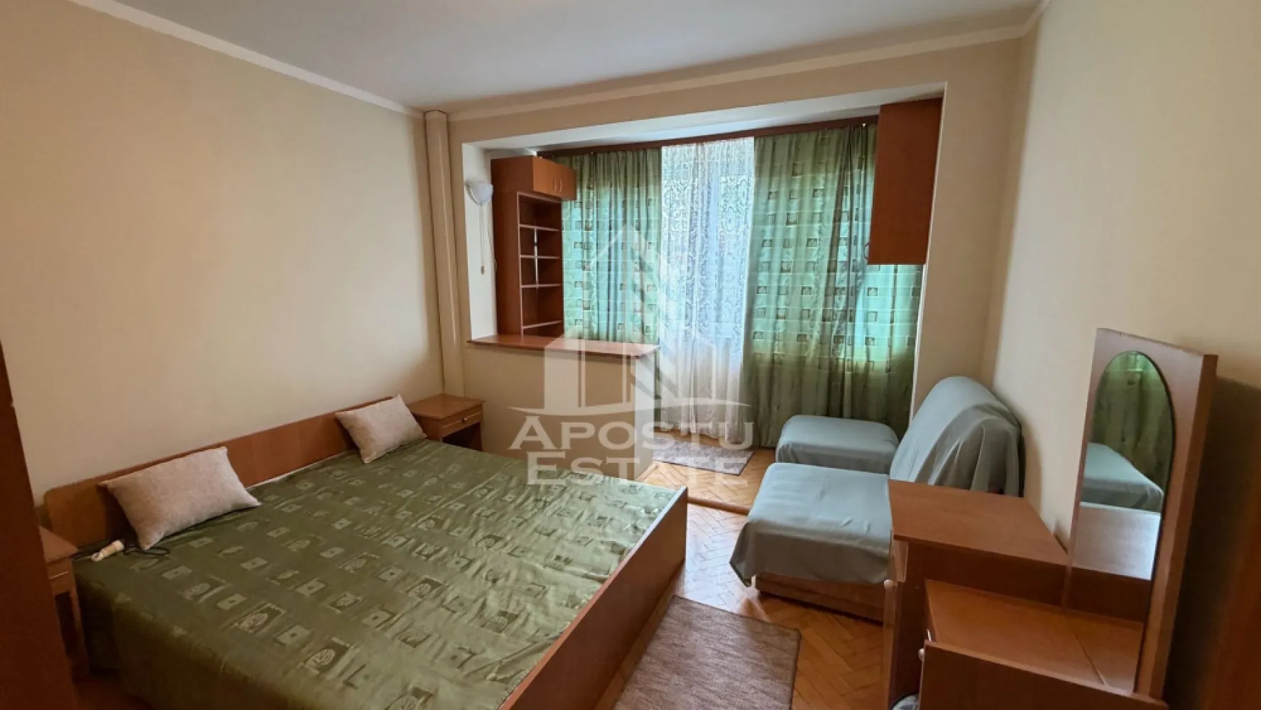Apartament cu 2 camere de inchiriat, Circumvalatiunii ,Timisoara - Agentia imobiliara APOSTU ESTATE va propune spre inchiriere un apartament cu 2 camere, spatios si luminos, situat in zona Circumvalatiunii, o zona linistita si bine pozitionata din Timisoara, potrivit pentru cupluri,familii, sau studenti care isi doresc o locuinta unde sa se simta confortabil si cu acces facil catre scoli, statii de autobuz, supermarketuri , magazine de zona, parcuri.

Suprafata utila: 50 mp
Compartimentare eficienta:
-Hol de acces generos
-Bucatarie complet mobilata si utilata, cu loc de luat masa
-Living luminos si spatios
-Dormitor mobilat si utilat
-Baie prevazuta cu cada

Confort si facilitati:
-Incalzirea apartamentului: centrala proprie
-Apartamentul este complet mobilat si utilat

Localizare:
-Timis,Timisoara, zona Circumvalatiunii– acces facil spre magazine, supermarketul Lidl, scoli, parcuri si mijloace de transport in comun.

Ideal pentru:
-Familii
-Cupluri
-Studenti

Disponibilitate: imediata
Pret chirie lunara: 390 euro 
Programeaza o vizionare pentru a-ti putea imagina viitorul aici!
ID intern: CP3172216