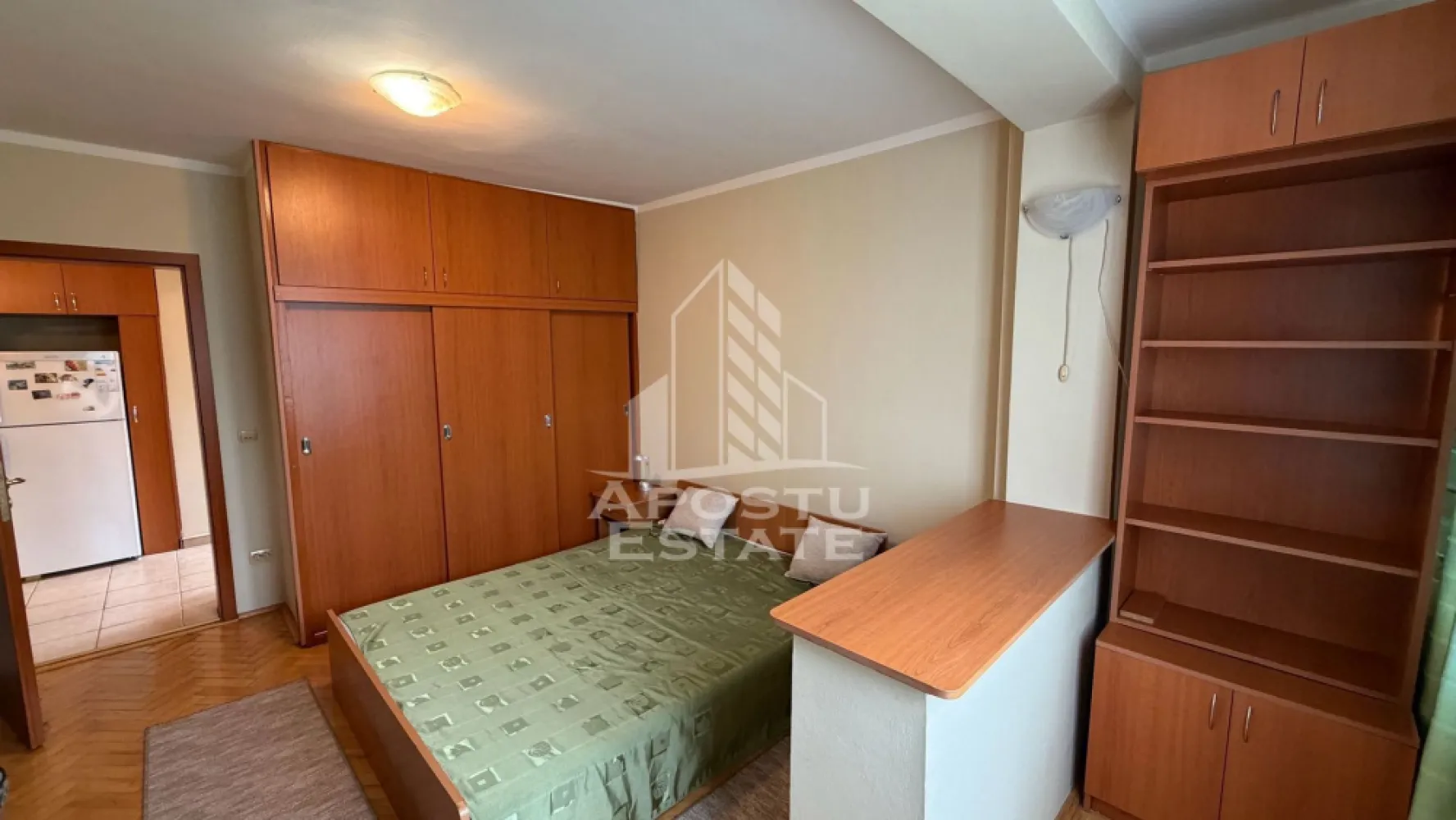 Apartament cu 2 camere de inchiriat, Circumvalatiunii ,Timisoara - Agentia imobiliara APOSTU ESTATE va propune spre inchiriere un apartament cu 2 camere, spatios si luminos, situat in zona Circumvalatiunii, o zona linistita si bine pozitionata din Timisoara, potrivit pentru cupluri,familii, sau studenti care isi doresc o locuinta unde sa se simta confortabil si cu acces facil catre scoli, statii de autobuz, supermarketuri , magazine de zona, parcuri.

Suprafata utila: 50 mp
Compartimentare eficienta:
-Hol de acces generos
-Bucatarie complet mobilata si utilata, cu loc de luat masa
-Living luminos si spatios
-Dormitor mobilat si utilat
-Baie prevazuta cu cada

Confort si facilitati:
-Incalzirea apartamentului: centrala proprie
-Apartamentul este complet mobilat si utilat

Localizare:
-Timis,Timisoara, zona Circumvalatiunii– acces facil spre magazine, supermarketul Lidl, scoli, parcuri si mijloace de transport in comun.

Ideal pentru:
-Familii
-Cupluri
-Studenti

Disponibilitate: imediata
Pret chirie lunara: 390 euro 
Programeaza o vizionare pentru a-ti putea imagina viitorul aici!
ID intern: CP3172216