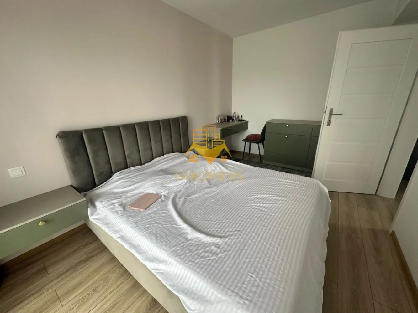 2 camere, dressing, 77mp+balcon, parcare, Gheorgheni Zona Iulius Mall - GOLDNESS Imobiliare vă propune spre închiriere un apartament cu 2 camere complet mobilat și utilat, la etajul 3 într-un imobil de 8 etaje, în Cartierul Gheorgheni.
Dispune de loc de parcare subterana inclusa in pret!
Se află în apropierea stațiilor de transport în comun, magazine, restaurante, spații verzi, farmacii, etc. 

Apartamentul este compartimentat astfel:
 - dormitor cu pat matrimonial, dressing, noptiere
 - living cu bucatarie open space complet utilată și mobilată, canapea extensibilă, loc de servit masa 
 - baie cu cada, calorifer port prosop și dulap pentru depozitare.
 - balcon de 4 mp.

Imobilul este dotat cu toate cele necesare- centrală proprie, frigider, aragaz, hotă, mașină de spălat haine, etc. 

Dacă sunteți interesați de acest apartament și doriți să îl vizionați, dar și pentru alte oferte nu ezitați să ne contactați telefonic sau prin e-mail. Vă stăm la dispoziție!

Pentru intermediere se percepe un comision de 50% din prețul chiriei!