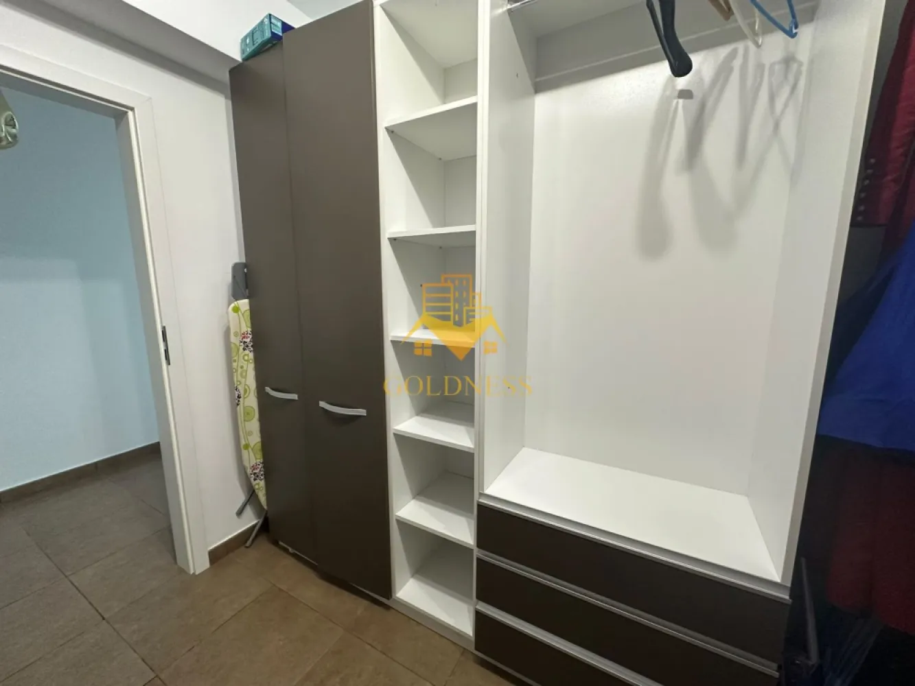 2 camere, dressing, 77mp+balcon, parcare, Gheorgheni Zona Iulius Mall - GOLDNESS Imobiliare vă propune spre închiriere un apartament cu 2 camere complet mobilat și utilat, la etajul 3 într-un imobil de 8 etaje, în Cartierul Gheorgheni.
Dispune de loc de parcare subterana inclusa in pret!
Se află în apropierea stațiilor de transport în comun, magazine, restaurante, spații verzi, farmacii, etc. 

Apartamentul este compartimentat astfel:
 - dormitor cu pat matrimonial, dressing, noptiere
 - living cu bucatarie open space complet utilată și mobilată, canapea extensibilă, loc de servit masa 
 - baie cu cada, calorifer port prosop și dulap pentru depozitare.
 - balcon de 4 mp.

Imobilul este dotat cu toate cele necesare- centrală proprie, frigider, aragaz, hotă, mașină de spălat haine, etc. 

Dacă sunteți interesați de acest apartament și doriți să îl vizionați, dar și pentru alte oferte nu ezitați să ne contactați telefonic sau prin e-mail. Vă stăm la dispoziție!

Pentru intermediere se percepe un comision de 50% din prețul chiriei!