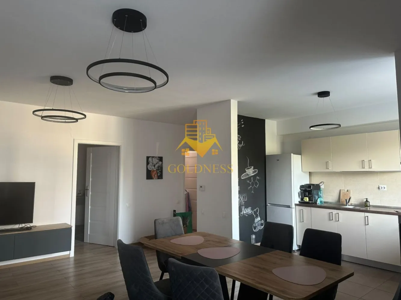 2 camere, dressing, 77mp+balcon, parcare, Gheorgheni Zona Iulius Mall - GOLDNESS Imobiliare vă propune spre închiriere un apartament cu 2 camere complet mobilat și utilat, la etajul 3 într-un imobil de 8 etaje, în Cartierul Gheorgheni.
Dispune de loc de parcare subterana inclusa in pret!
Se află în apropierea stațiilor de transport în comun, magazine, restaurante, spații verzi, farmacii, etc. 

Apartamentul este compartimentat astfel:
 - dormitor cu pat matrimonial, dressing, noptiere
 - living cu bucatarie open space complet utilată și mobilată, canapea extensibilă, loc de servit masa 
 - baie cu cada, calorifer port prosop și dulap pentru depozitare.
 - balcon de 4 mp.

Imobilul este dotat cu toate cele necesare- centrală proprie, frigider, aragaz, hotă, mașină de spălat haine, etc. 

Dacă sunteți interesați de acest apartament și doriți să îl vizionați, dar și pentru alte oferte nu ezitați să ne contactați telefonic sau prin e-mail. Vă stăm la dispoziție!

Pentru intermediere se percepe un comision de 50% din prețul chiriei!