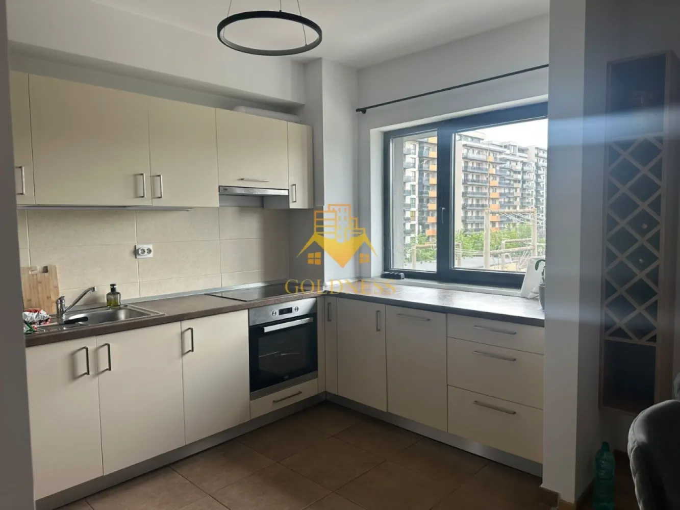 2 camere, dressing, 77mp+balcon, parcare, Gheorgheni Zona Iulius Mall - GOLDNESS Imobiliare vă propune spre închiriere un apartament cu 2 camere complet mobilat și utilat, la etajul 3 într-un imobil de 8 etaje, în Cartierul Gheorgheni.
Dispune de loc de parcare subterana inclusa in pret!
Se află în apropierea stațiilor de transport în comun, magazine, restaurante, spații verzi, farmacii, etc. 

Apartamentul este compartimentat astfel:
 - dormitor cu pat matrimonial, dressing, noptiere
 - living cu bucatarie open space complet utilată și mobilată, canapea extensibilă, loc de servit masa 
 - baie cu cada, calorifer port prosop și dulap pentru depozitare.
 - balcon de 4 mp.

Imobilul este dotat cu toate cele necesare- centrală proprie, frigider, aragaz, hotă, mașină de spălat haine, etc. 

Dacă sunteți interesați de acest apartament și doriți să îl vizionați, dar și pentru alte oferte nu ezitați să ne contactați telefonic sau prin e-mail. Vă stăm la dispoziție!

Pentru intermediere se percepe un comision de 50% din prețul chiriei!
