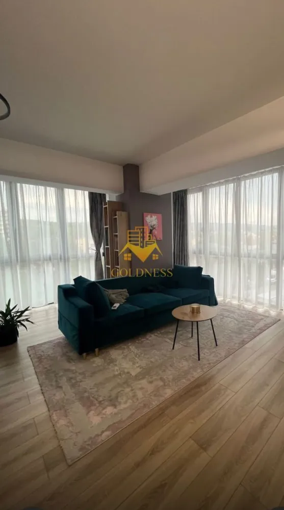 2 camere, dressing, 77mp+balcon, parcare, Gheorgheni Zona Iulius Mall - GOLDNESS Imobiliare vă propune spre închiriere un apartament cu 2 camere complet mobilat și utilat, la etajul 3 într-un imobil de 8 etaje, în Cartierul Gheorgheni.
Dispune de loc de parcare subterana inclusa in pret!
Se află în apropierea stațiilor de transport în comun, magazine, restaurante, spații verzi, farmacii, etc. 

Apartamentul este compartimentat astfel:
 - dormitor cu pat matrimonial, dressing, noptiere
 - living cu bucatarie open space complet utilată și mobilată, canapea extensibilă, loc de servit masa 
 - baie cu cada, calorifer port prosop și dulap pentru depozitare.
 - balcon de 4 mp.

Imobilul este dotat cu toate cele necesare- centrală proprie, frigider, aragaz, hotă, mașină de spălat haine, etc. 

Dacă sunteți interesați de acest apartament și doriți să îl vizionați, dar și pentru alte oferte nu ezitați să ne contactați telefonic sau prin e-mail. Vă stăm la dispoziție!

Pentru intermediere se percepe un comision de 50% din prețul chiriei!