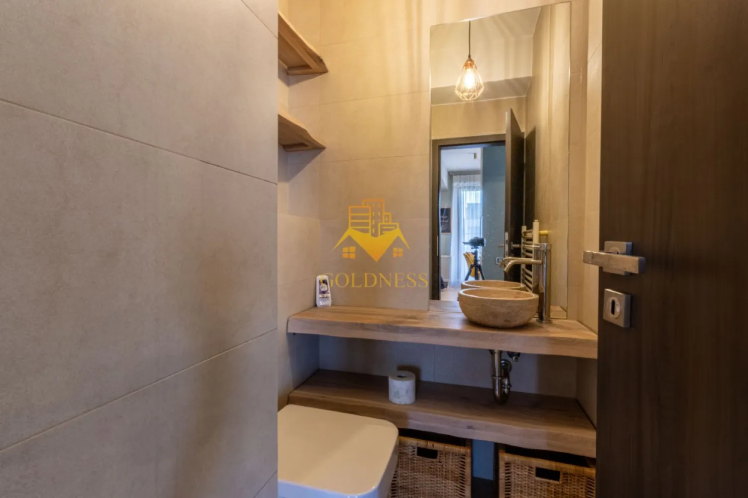 Penthouse 3 camere, Premium, bloc nou, Iris Zona Oasului,Maramuresului - GOLDNESS Imobiliare vă propune spre închiriere un apartament cu 3 camere complet mobilat și utilat, la etajul 4 într-un imobil de 4 etaje, în Cartierul Iris.
Dispune de loc de parcare subterana!
Se află în apropierea stațiilor de transport în comun, magazine, restaurante, spații verzi, farmacii, etc. 

Apartamentul este compartimentat astfel:
 - dormitor cu pat matrimonial, dressing, noptiere
 - dormitor dotat cu două paturi, spațiu generos pentru depozitare și birou pentru lucru/studiu.
 - living cu bucatarie open space complet utilată și mobilată, canapea extensibilă, loc de servit masa 
 - baie cu cabina de dus, calorifer port prosop și dulap pentru depozitare.
 - baie de serviciu
 - terasa de 10 mp.
 - balcon de 5 mp

Imobilul este dotat cu toate cele necesare- centrală proprie, frigider, aragaz, hotă, mașină de spălat haine, etc. 

Dacă sunteți interesați de acest apartament și doriți să îl vizionați, dar și pentru alte oferte nu ezitați să ne contactați telefonic sau prin e-mail. Vă stăm la dispoziție!
Pentru intermediere se percepe un comision de 50% din prețul chiriei!
