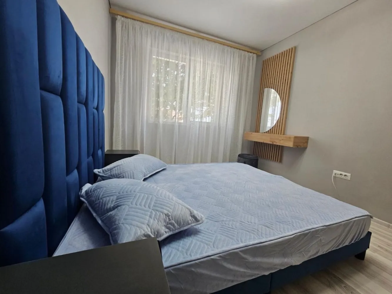 Apartament 2 camere LUX - Militari Pollux Residence - Agentie imobiliara - comision 50%

Vă propunem spre închiriere un apartament cu 2 camere, situat în Militari, complexul Pollux Residence ideal pentru cei care își doresc confort și acces rapid la facilități.

*Detalii proprietate:*

* Apartament 2 camere
* Complet mobilat și utilat, gata de mutare imediată
* Spații bine compartimentate, oferind confort și funcționalitate
* Bucătărie echipată cu electrocasnice necesare
* Ideal pentru cupluri sau persoane singure

*Avantaje locație:*

* Acces rapid la supermarketuri, restaurante și alte puncte de interes
* Aproape de mijloace de transport în comun
* Zonă liniștită, cu acces facil către București

*Condiții închiriere:*

* Se închiriază prin intermediul agenției imobiliare
* Comision: 50% din valoarea unei luni de chirie

Apartamentul este pregătit pentru noii chiriași și oferă un echilibru foarte bun între confort, locație și accesibilitate.

Pentru mai multe detalii sau programarea unei vizionări, vă stăm la dispoziție.