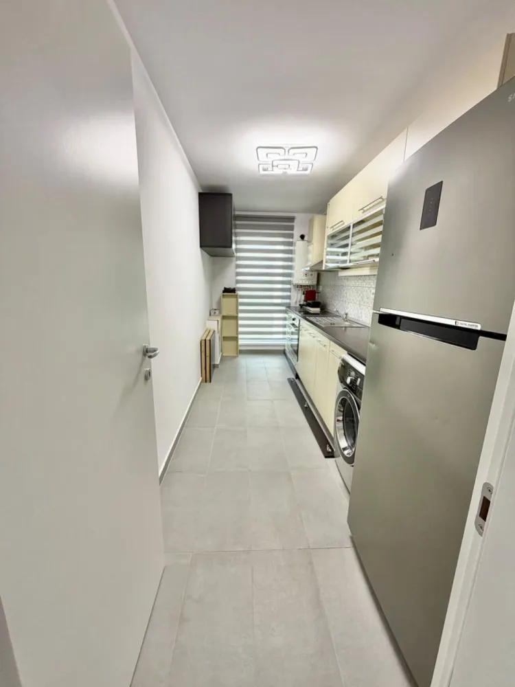Garsoniera complet mobilata - bd. Timisoara 101N - loc parcare - **COMISION 0%**

**TVA INCLUS**

Garsonieră decomandată, complet mobilată și utilată, situată într-un imobil modern construit în anul 2024, pe Bulevardul Timișoara nr. 101N.

Proprietatea este amplasată la etajul 3 din 8, oferind un echilibru ideal între accesibilitate și confort. Compartimentarea decomandată asigură un spațiu bine organizat, cu delimitare clară între zonele de locuit, bucătărie și baie.

Garsoniera se vinde complet mobilată și utilată, fiind pregătită pentru mutare imediată sau pentru investiție în vederea închirierii. Finisajele sunt moderne, iar dotările sunt alese pentru a oferi un stil de viață confortabil și funcțional.

Un avantaj important al acestei proprietăți îl reprezintă locul de parcare propriu, inclus, oferind siguranță și comoditate.

Localizarea pe Bulevardul Timișoara asigură acces facil către mijloace de transport, centre comerciale, supermarketuri și alte puncte de interes urban.