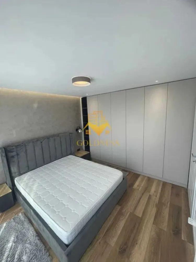 3 Camere decomandate, Lux, Parcare, Lidl, The Office, NTT Data, Lidl - GOLDNESS Imobiliare vă propune spre închiriere un apartament cu 3 camere complet mobilat și utilat, la etajul 4 într-un imobil de 4 etaje, în Cartierul Marasti.
Parcare subterana inclusa!
Se află în apropierea stațiilor de transport în comun, magazine, restaurante, spații verzi, farmacii, etc. 

Apartamentul este compartimentat astfel:
 - dormitor cu pat matrimonial, dressing, noptiere, iesire pe balcon
 - dormitor cu pat matrimonial, dressing, noptiere, iesire pe balcon
 - living cu bucatarie open space complet utilată și mobilată, canapea extensibilă, loc de servit masa, iesire pe terasa
 - baie cu dus walk-in, calorifer port prosop și dulap pentru depozitare, hol cu spatii pentru depozitare
 - doua terase de 13 mp si 10 mp si un balcon de 5 mp

Imobilul este dotat cu toate cele necesare- centrală proprie, frigider, aragaz, hotă, mașină de spălat haine, etc. 

Dacă sunteți interesați de acest apartament și doriți să îl vizionați, dar și pentru alte oferte nu ezitați să ne contactați telefonic sau prin e-mail. Vă stăm la dispoziție!
Pentru intermediere se percepe un comision de 50% din prețul chiriei!