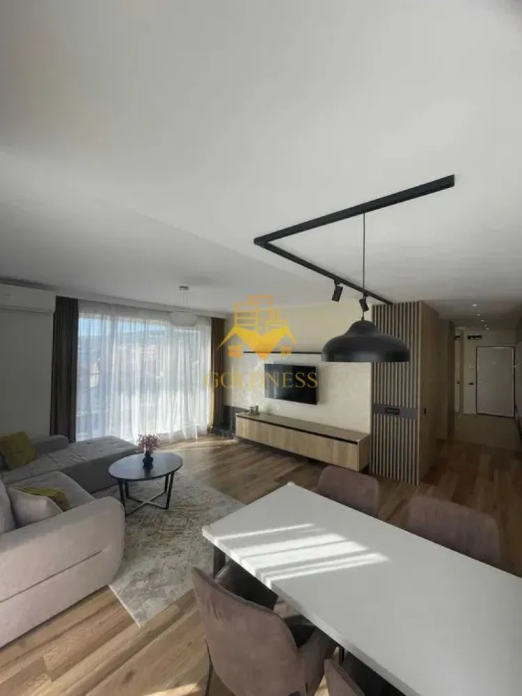 3 Camere decomandate, Lux, Parcare, Lidl, The Office, NTT Data, Lidl - GOLDNESS Imobiliare vă propune spre închiriere un apartament cu 3 camere complet mobilat și utilat, la etajul 4 într-un imobil de 4 etaje, în Cartierul Marasti.
Parcare subterana inclusa!
Se află în apropierea stațiilor de transport în comun, magazine, restaurante, spații verzi, farmacii, etc. 

Apartamentul este compartimentat astfel:
 - dormitor cu pat matrimonial, dressing, noptiere, iesire pe balcon
 - dormitor cu pat matrimonial, dressing, noptiere, iesire pe balcon
 - living cu bucatarie open space complet utilată și mobilată, canapea extensibilă, loc de servit masa, iesire pe terasa
 - baie cu dus walk-in, calorifer port prosop și dulap pentru depozitare, hol cu spatii pentru depozitare
 - doua terase de 13 mp si 10 mp si un balcon de 5 mp

Imobilul este dotat cu toate cele necesare- centrală proprie, frigider, aragaz, hotă, mașină de spălat haine, etc. 

Dacă sunteți interesați de acest apartament și doriți să îl vizionați, dar și pentru alte oferte nu ezitați să ne contactați telefonic sau prin e-mail. Vă stăm la dispoziție!
Pentru intermediere se percepe un comision de 50% din prețul chiriei!