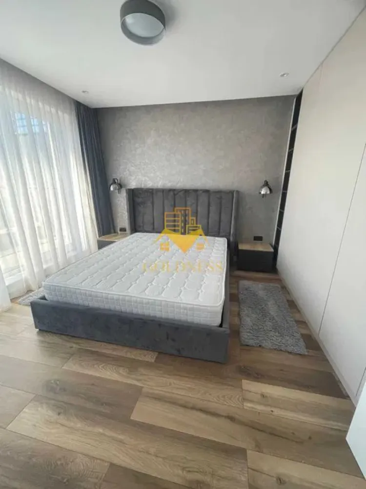 3 Camere decomandate, Lux, Parcare, Lidl, The Office, NTT Data, Lidl - GOLDNESS Imobiliare vă propune spre închiriere un apartament cu 3 camere complet mobilat și utilat, la etajul 4 într-un imobil de 4 etaje, în Cartierul Marasti.
Parcare subterana inclusa!
Se află în apropierea stațiilor de transport în comun, magazine, restaurante, spații verzi, farmacii, etc. 

Apartamentul este compartimentat astfel:
 - dormitor cu pat matrimonial, dressing, noptiere, iesire pe balcon
 - dormitor cu pat matrimonial, dressing, noptiere, iesire pe balcon
 - living cu bucatarie open space complet utilată și mobilată, canapea extensibilă, loc de servit masa, iesire pe terasa
 - baie cu dus walk-in, calorifer port prosop și dulap pentru depozitare, hol cu spatii pentru depozitare
 - doua terase de 13 mp si 10 mp si un balcon de 5 mp

Imobilul este dotat cu toate cele necesare- centrală proprie, frigider, aragaz, hotă, mașină de spălat haine, etc. 

Dacă sunteți interesați de acest apartament și doriți să îl vizionați, dar și pentru alte oferte nu ezitați să ne contactați telefonic sau prin e-mail. Vă stăm la dispoziție!
Pentru intermediere se percepe un comision de 50% din prețul chiriei!