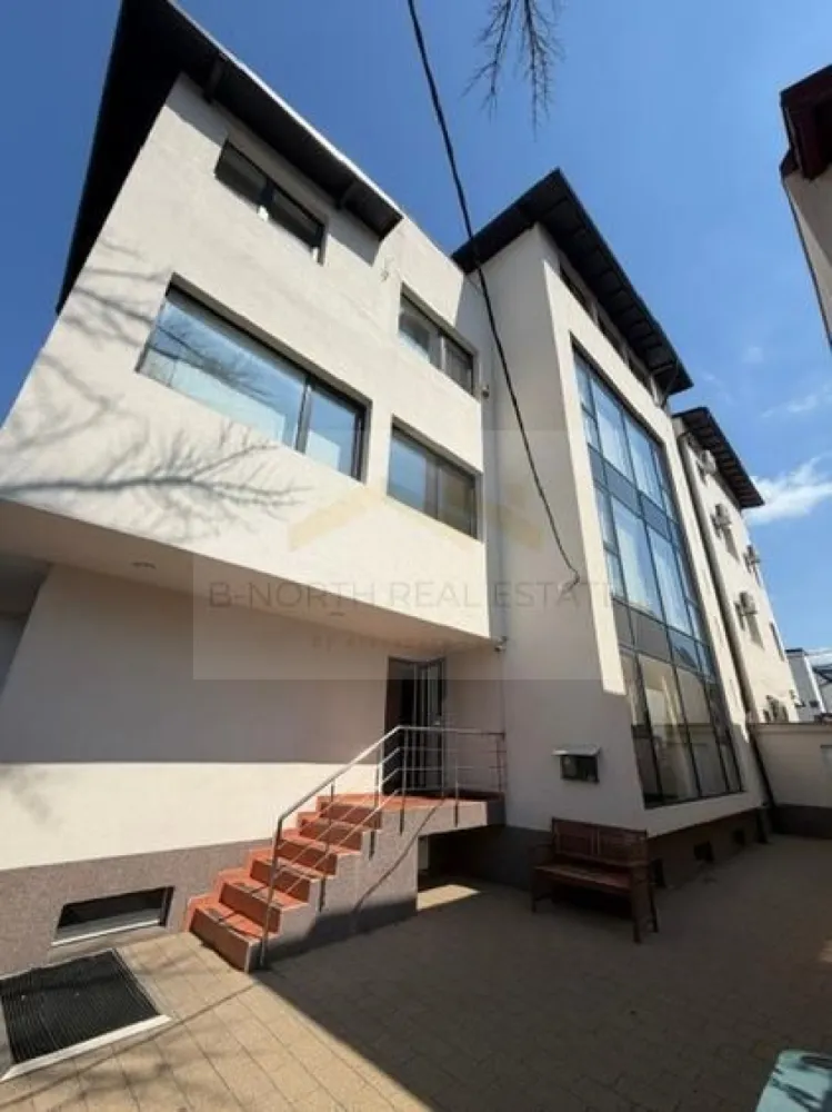 Clădire multifuncțională D+P+2+M, 800 mp, acces dublu și compartimentare flexibi - B-North Real Estate vă propune spre închiriere

Clădire multifuncțională 800 mp, renovată 2024 – ideală clinică, școală sau sediu firmă

Descriere
Oportunitate rară de închiriere a unei clădiri multifuncționale cu suprafață totală de aproximativ 800 mp, renovată integral în 2024, pregătită pentru utilizare imediată.

Imobilul este dispus pe Demisol + Parter + 2 Etaje + Mansardă (D+P+2E+M) și oferă o compartimentare extrem de flexibilă, fiind potrivit pentru activități educaționale, medicale, administrative sau de servicii.

Un avantaj important îl reprezintă faptul că proprietatea beneficiază de acces din două străzi, ceea ce permite organizarea eficientă a fluxurilor de personal, clienți sau elevi și oferă posibilitatea utilizării separate a celor două corpuri de clădire.

Caracteristici generale
Suprafață totală: aprox. 800 mp
Regim de înălțime: D+P+2E+M
Construcție: 2008
Renovare completă: 2024
13 camere
7 băi
2 bucătării
2 centrale termice
Aer condiționat în fiecare încăpere
Internet
2 centrale telefonice
Posibilitate închiriere integrală sau separată
Corp Comana – aprox. 450 mp
8 camere
3 băi
1 bucătărie
Corp Valea Merilor – aprox. 350 mp
5 camere
4 băi
1 bucătărie
Destinații recomandate

✔ Clinică medicală sau centru de recuperare
✔ Școală privată, grădiniță sau after-school
✔ Sediu companie / birouri administrative
✔ Centru de training și dezvoltare profesională
✔ Cabinete medicale sau psihologie
✔ Activități educaționale și servicii profesionale

Avantaje competitive
Renovată integral în 2024
Compartimentare eficientă și flexibilă
Acces din două străzi
Aer condiționat în toate încăperile
Multiple grupuri sanitare și bucătării
Posibilitate de închiriere integrală sau pe corpuri separate
Disponibilă imediat

Pentru informații suplimentare și programarea unei vizionări, vă invităm să contactați B-North Real Estate.