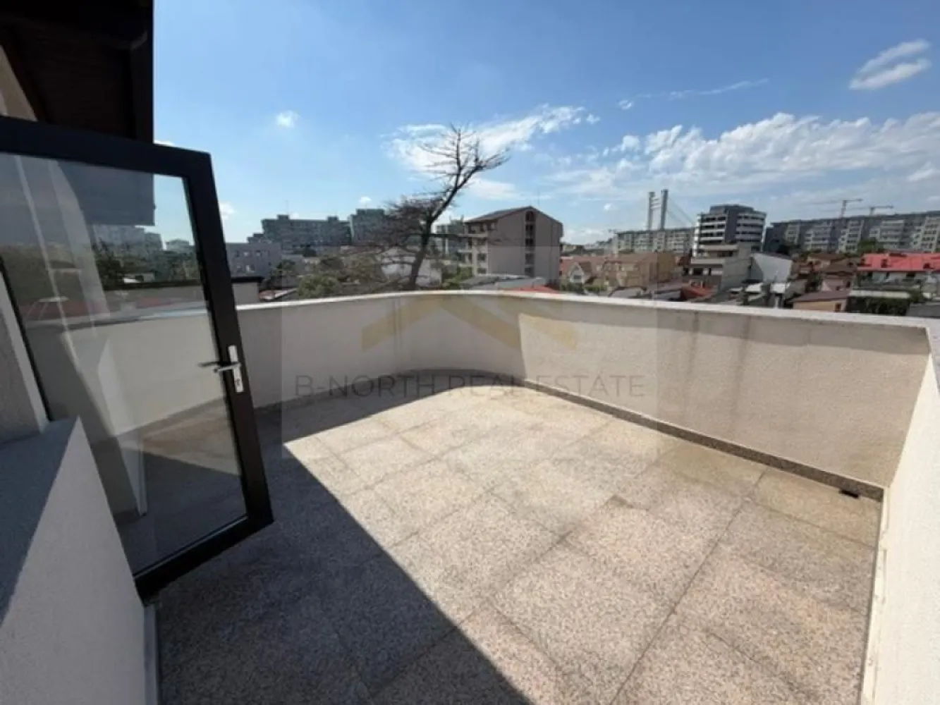 Clădire multifuncțională D+P+2+M, 800 mp, acces dublu și compartimentare flexibi - B-North Real Estate vă propune spre închiriere

Clădire multifuncțională 800 mp, renovată 2024 – ideală clinică, școală sau sediu firmă

Descriere
Oportunitate rară de închiriere a unei clădiri multifuncționale cu suprafață totală de aproximativ 800 mp, renovată integral în 2024, pregătită pentru utilizare imediată.

Imobilul este dispus pe Demisol + Parter + 2 Etaje + Mansardă (D+P+2E+M) și oferă o compartimentare extrem de flexibilă, fiind potrivit pentru activități educaționale, medicale, administrative sau de servicii.

Un avantaj important îl reprezintă faptul că proprietatea beneficiază de acces din două străzi, ceea ce permite organizarea eficientă a fluxurilor de personal, clienți sau elevi și oferă posibilitatea utilizării separate a celor două corpuri de clădire.

Caracteristici generale
Suprafață totală: aprox. 800 mp
Regim de înălțime: D+P+2E+M
Construcție: 2008
Renovare completă: 2024
13 camere
7 băi
2 bucătării
2 centrale termice
Aer condiționat în fiecare încăpere
Internet
2 centrale telefonice
Posibilitate închiriere integrală sau separată
Corp Comana – aprox. 450 mp
8 camere
3 băi
1 bucătărie
Corp Valea Merilor – aprox. 350 mp
5 camere
4 băi
1 bucătărie
Destinații recomandate

✔ Clinică medicală sau centru de recuperare
✔ Școală privată, grădiniță sau after-school
✔ Sediu companie / birouri administrative
✔ Centru de training și dezvoltare profesională
✔ Cabinete medicale sau psihologie
✔ Activități educaționale și servicii profesionale

Avantaje competitive
Renovată integral în 2024
Compartimentare eficientă și flexibilă
Acces din două străzi
Aer condiționat în toate încăperile
Multiple grupuri sanitare și bucătării
Posibilitate de închiriere integrală sau pe corpuri separate
Disponibilă imediat

Pentru informații suplimentare și programarea unei vizionări, vă invităm să contactați B-North Real Estate.