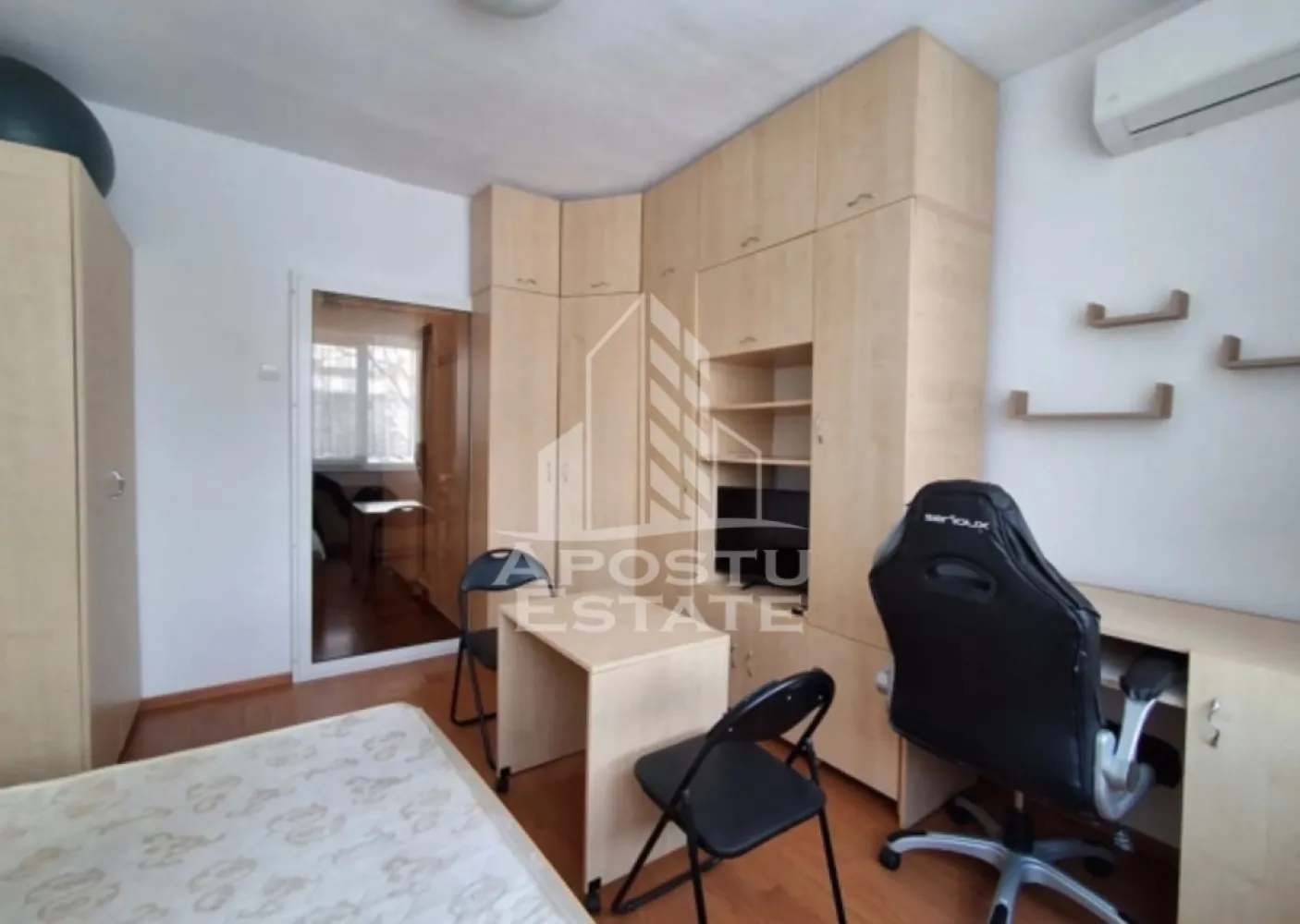 Garsonieră , de inchiriat , Zona Lipovei , Timisoara - Agentia imobiliara APOSTU ESTATE va propune spre inchiriere o garsoniera , spatiosa si luminosa, situat in zona Lipovei , o zona linistita si bine pozitionata din Timisoara, potrivit pentru cupluri,familii, sau studenti care isi doresc o locuinta unde sa se simta confortabil si cu acces facil catre scoli, statii de autobuz, supermarketuri , magazine de zona, parcuri.

Suprafata utila: 24mp
Compartimentare eficienta:
-Hol de acces generos
-Bucatarie complet mobilata si utilata
-Dormitor mobilat si utilat
-Baie prevazuta cu dus 

Confort si facilitati:
-Incalzirea apartamentului: centrala proprie a blocului 
-Apartamentul este complet mobilat si utilat de către proprietar 
Localizare:
-Timis,Timisoara, zona Lipovei – acces facil spre magazine, supermarketul Lidl, scoli, parcuri si mijloace de transport in comun.

Ideal pentru:
-Cupluri
-Studenti
Pret chirie lunara: 300 euro 
Programeaza o vizionare pentru a-ti putea imagina viitorul aici!
ID intern: CP3172404