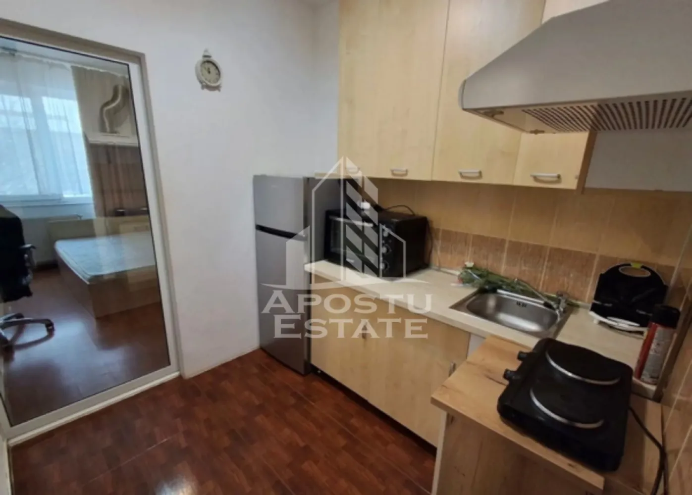 Garsonieră , de inchiriat , Zona Lipovei , Timisoara - Agentia imobiliara APOSTU ESTATE va propune spre inchiriere o garsoniera , spatiosa si luminosa, situat in zona Lipovei , o zona linistita si bine pozitionata din Timisoara, potrivit pentru cupluri,familii, sau studenti care isi doresc o locuinta unde sa se simta confortabil si cu acces facil catre scoli, statii de autobuz, supermarketuri , magazine de zona, parcuri.

Suprafata utila: 24mp
Compartimentare eficienta:
-Hol de acces generos
-Bucatarie complet mobilata si utilata
-Dormitor mobilat si utilat
-Baie prevazuta cu dus 

Confort si facilitati:
-Incalzirea apartamentului: centrala proprie a blocului 
-Apartamentul este complet mobilat si utilat de către proprietar 
Localizare:
-Timis,Timisoara, zona Lipovei – acces facil spre magazine, supermarketul Lidl, scoli, parcuri si mijloace de transport in comun.

Ideal pentru:
-Cupluri
-Studenti
Pret chirie lunara: 300 euro 
Programeaza o vizionare pentru a-ti putea imagina viitorul aici!
ID intern: CP3172404
