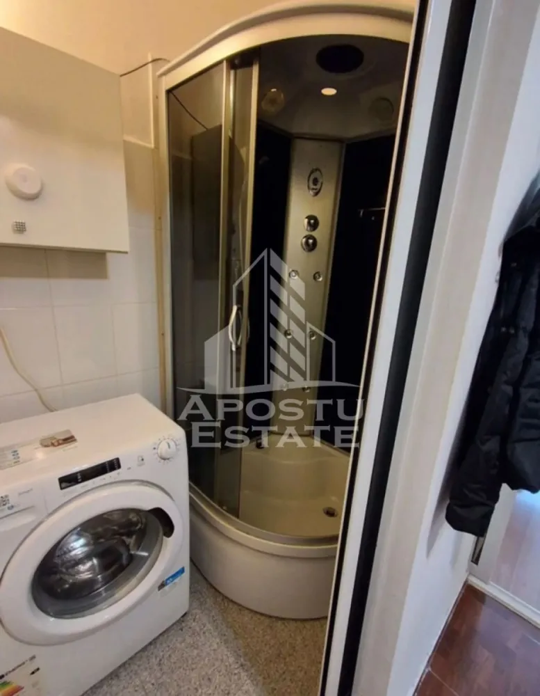 Garsonieră , de inchiriat , Zona Lipovei , Timisoara - Agentia imobiliara APOSTU ESTATE va propune spre inchiriere o garsoniera , spatiosa si luminosa, situat in zona Lipovei , o zona linistita si bine pozitionata din Timisoara, potrivit pentru cupluri,familii, sau studenti care isi doresc o locuinta unde sa se simta confortabil si cu acces facil catre scoli, statii de autobuz, supermarketuri , magazine de zona, parcuri.

Suprafata utila: 24mp
Compartimentare eficienta:
-Hol de acces generos
-Bucatarie complet mobilata si utilata
-Dormitor mobilat si utilat
-Baie prevazuta cu dus 

Confort si facilitati:
-Incalzirea apartamentului: centrala proprie a blocului 
-Apartamentul este complet mobilat si utilat de către proprietar 
Localizare:
-Timis,Timisoara, zona Lipovei – acces facil spre magazine, supermarketul Lidl, scoli, parcuri si mijloace de transport in comun.

Ideal pentru:
-Cupluri
-Studenti
Pret chirie lunara: 300 euro 
Programeaza o vizionare pentru a-ti putea imagina viitorul aici!
ID intern: CP3172404